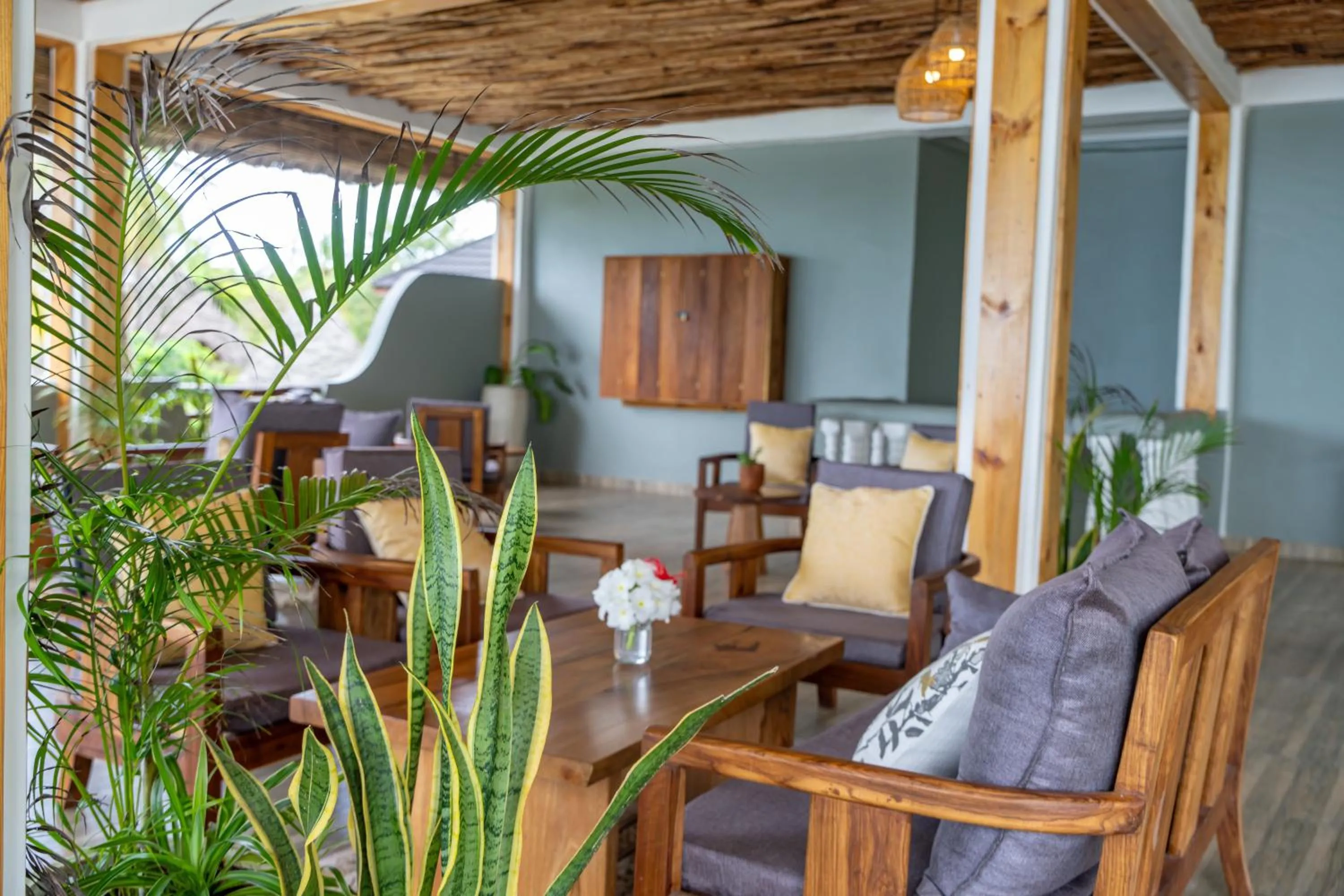 Restaurant/places to eat in Mnana Beach Bungalows