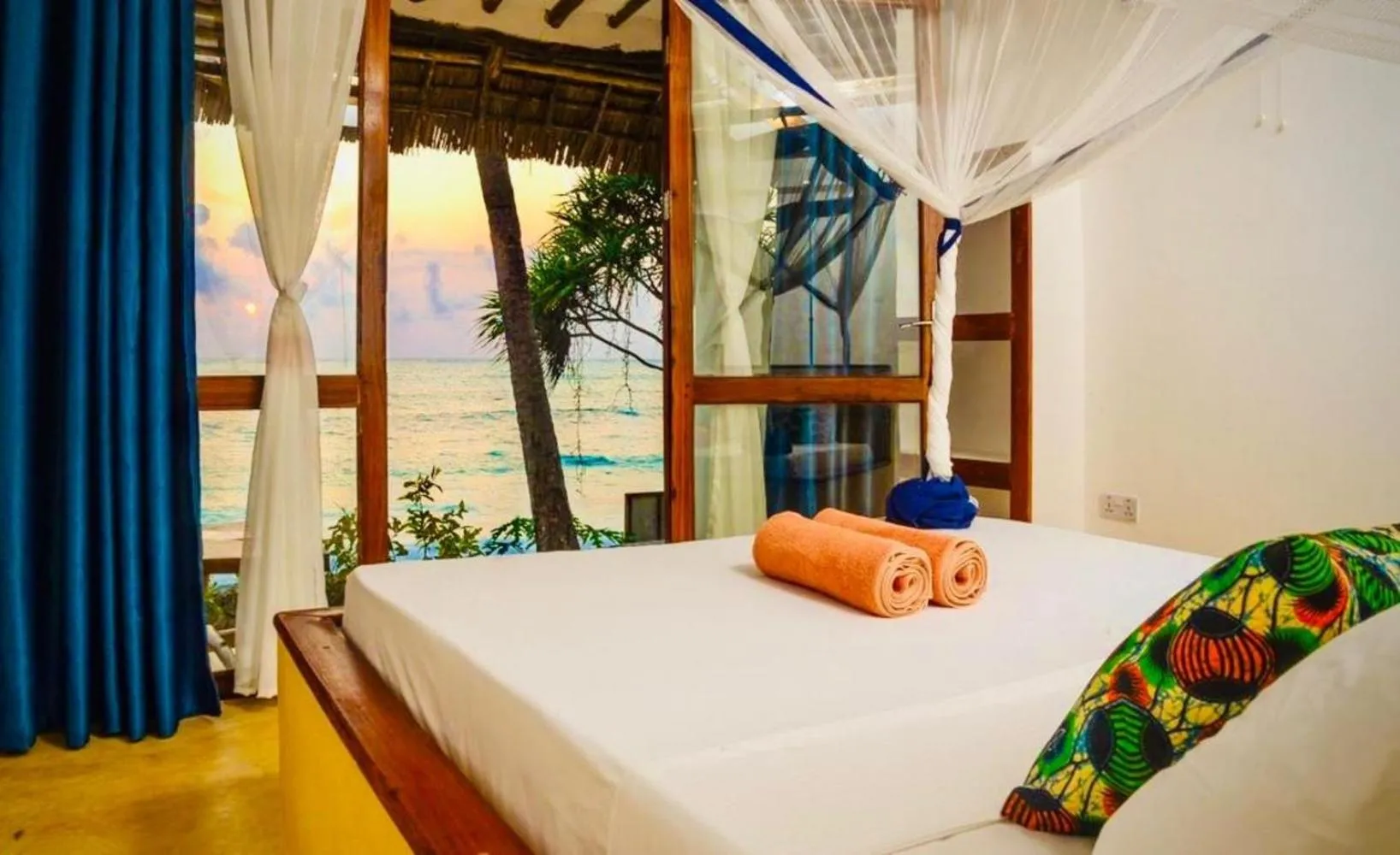 Sunrise, Bed in Mnana Beach Bungalows