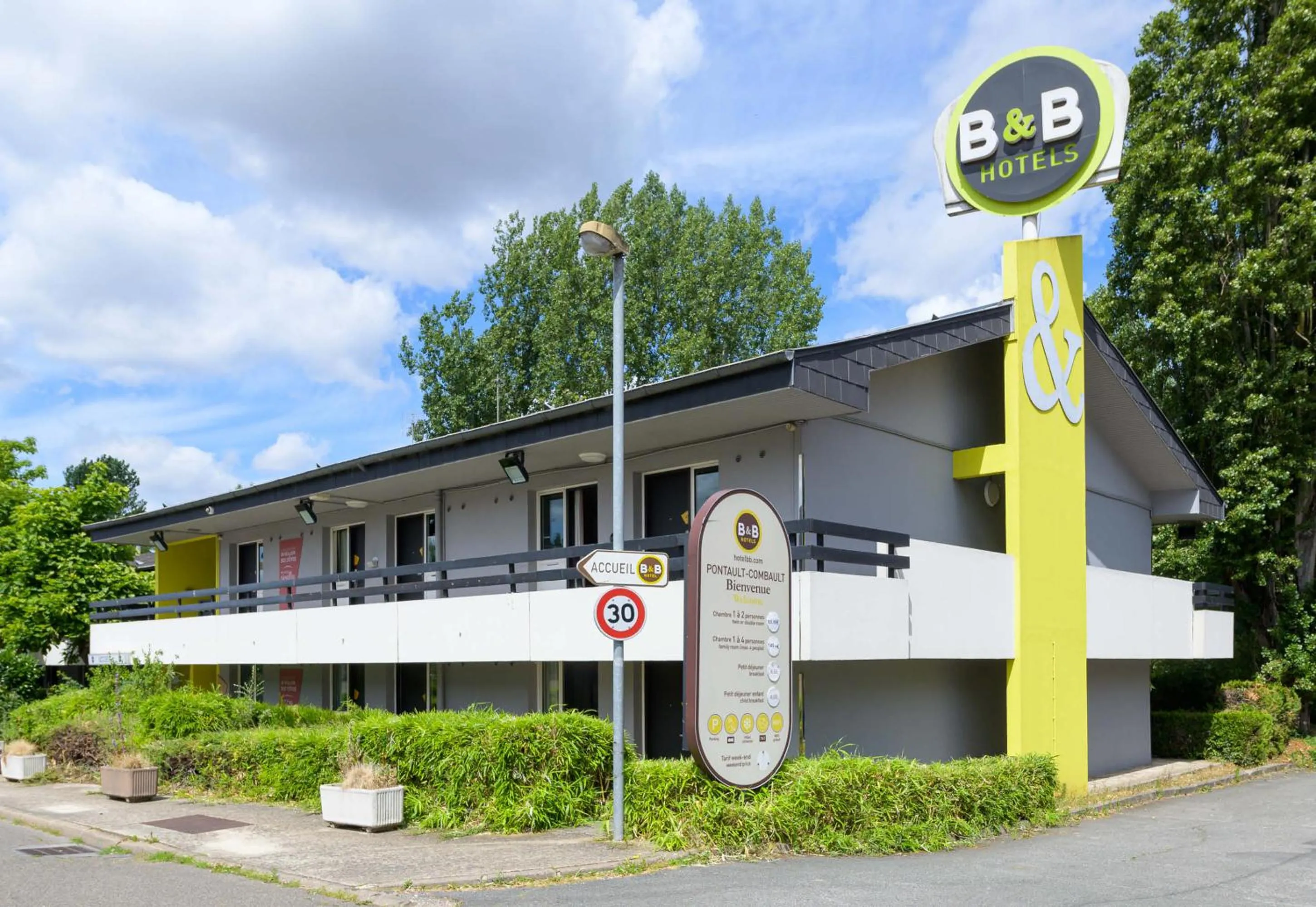 Property building in B&B HOTEL Pontault Combault