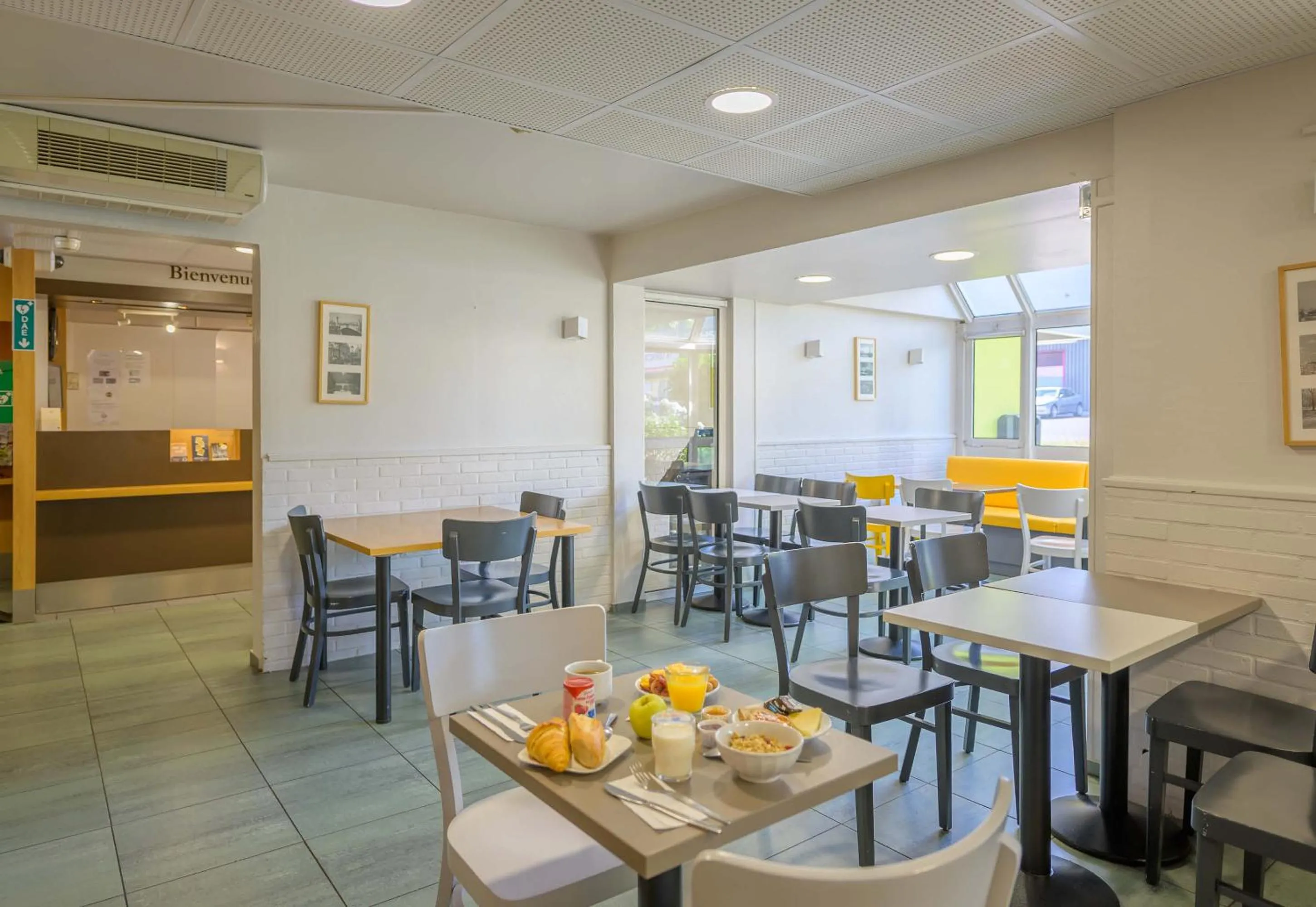 Restaurant/places to eat in B&B HOTEL Pontault Combault