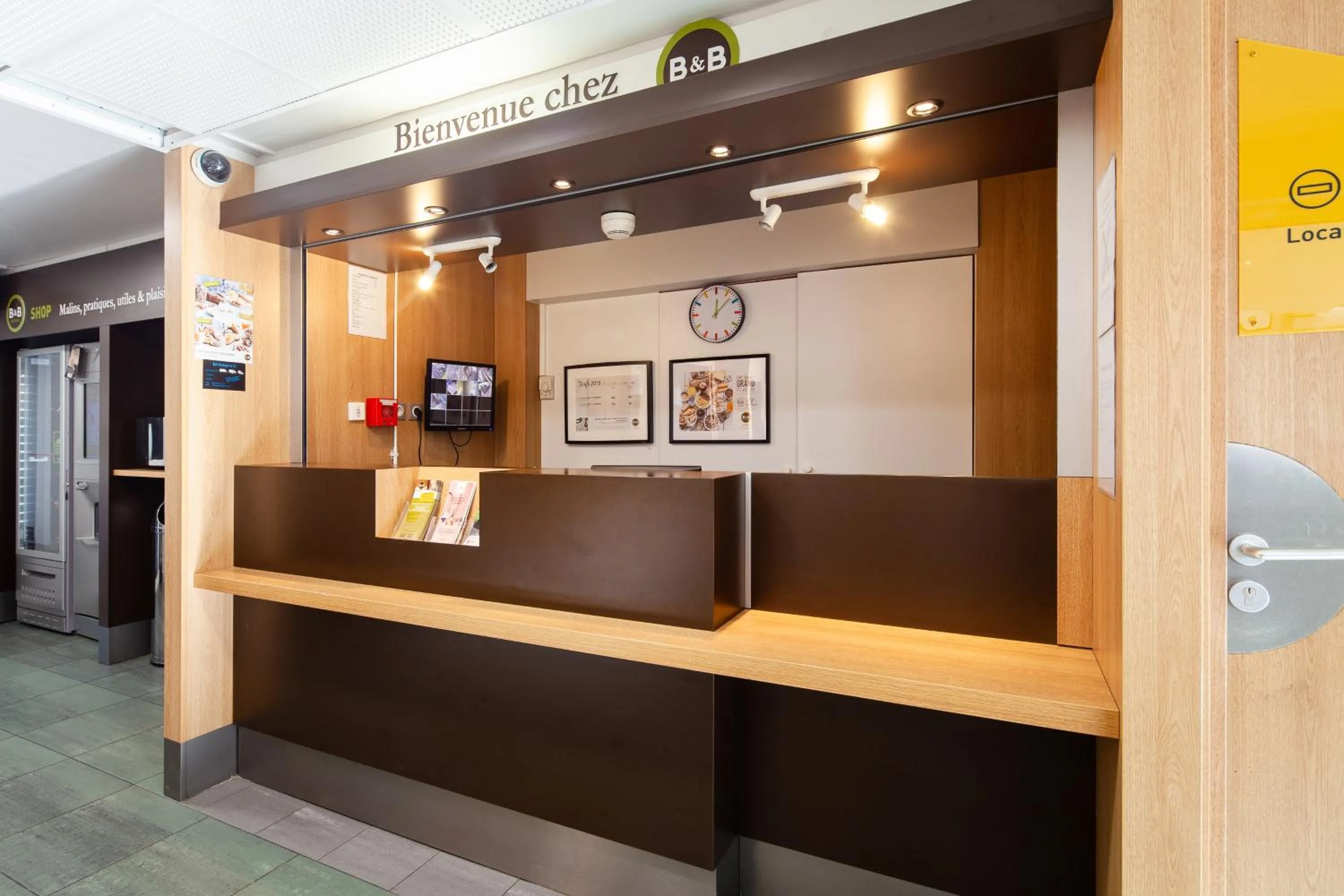 Lobby or reception in B&B HOTEL Pontault Combault