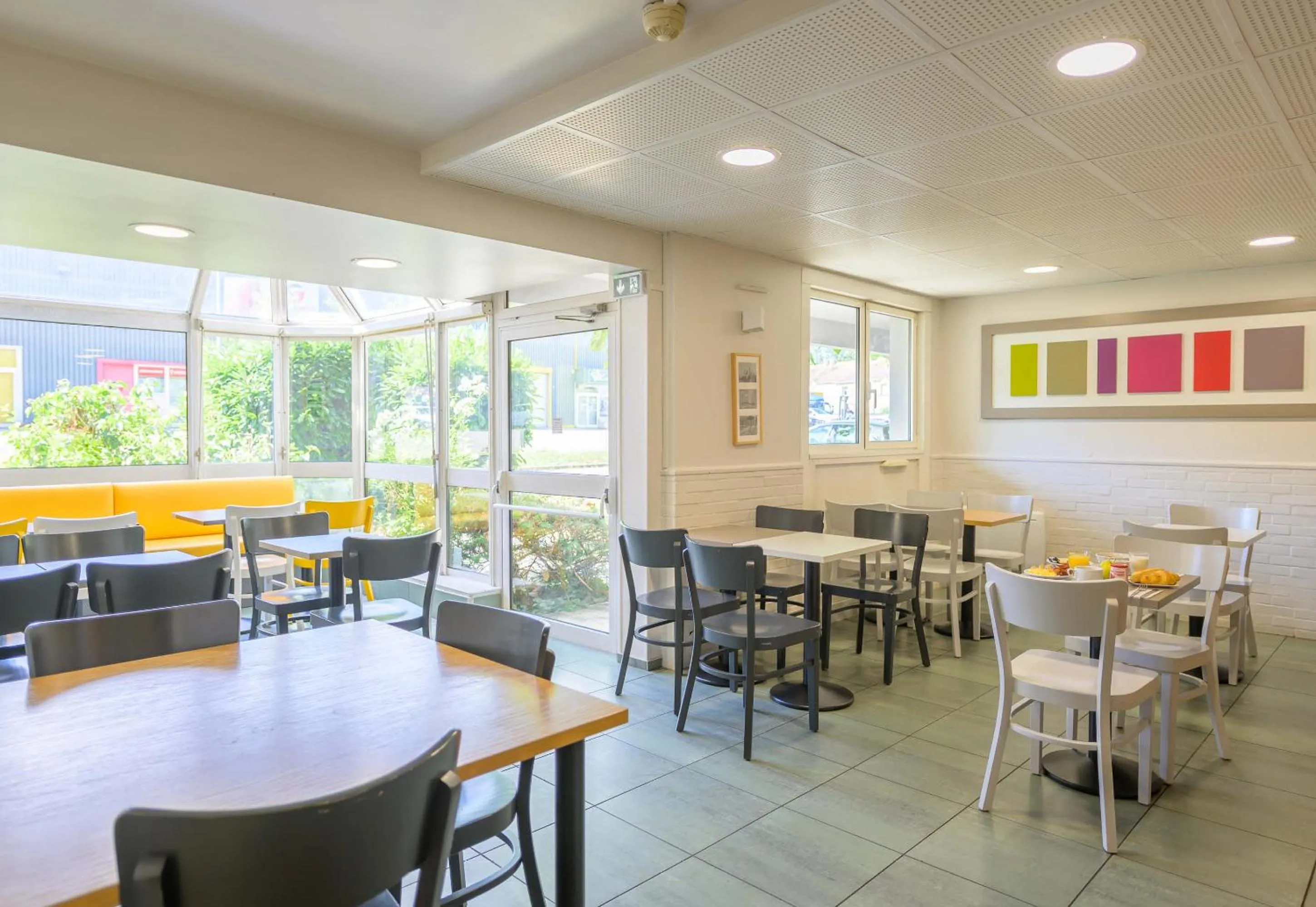 Restaurant/places to eat in B&B HOTEL Pontault Combault