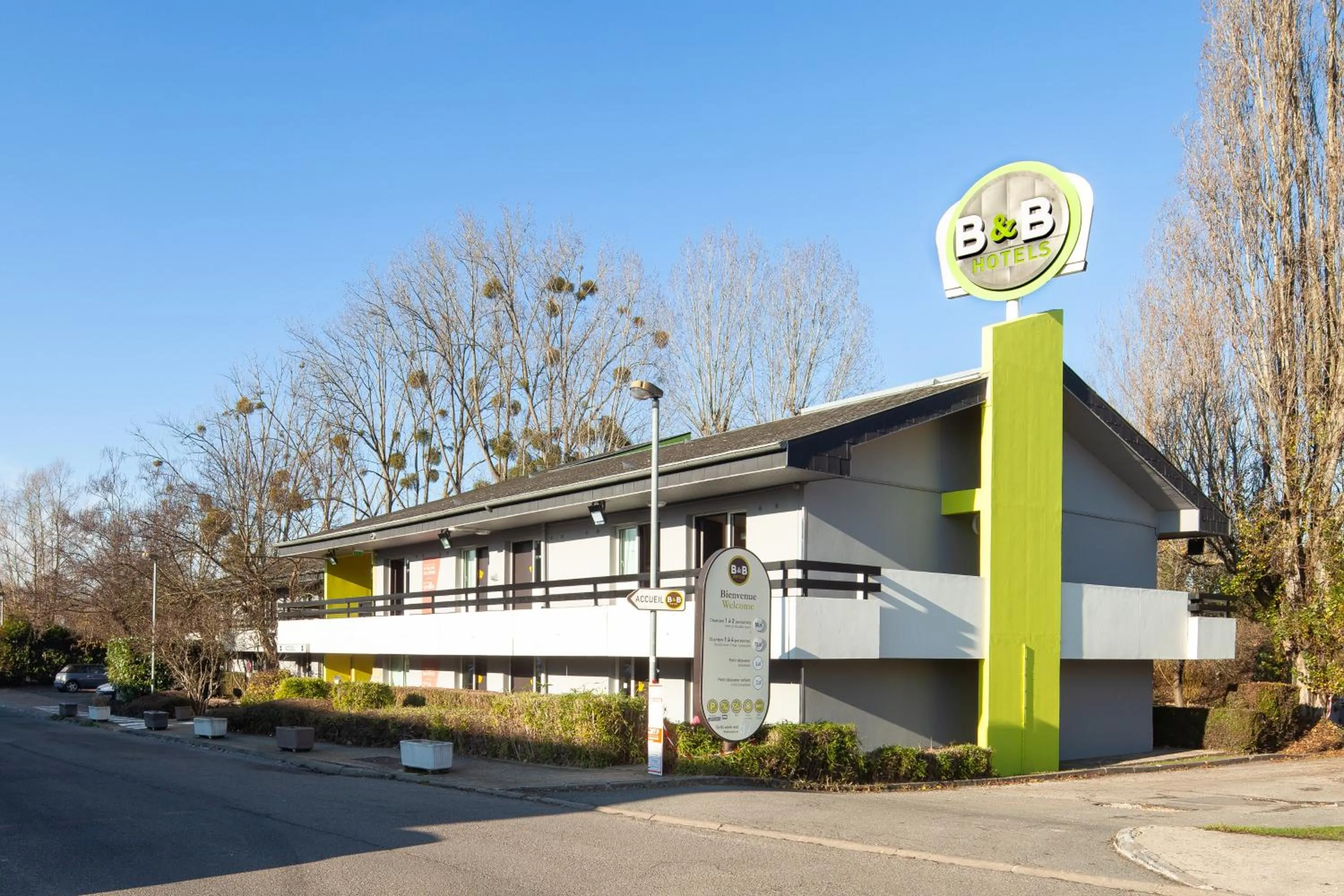 Facade/entrance in B&B HOTEL Pontault Combault