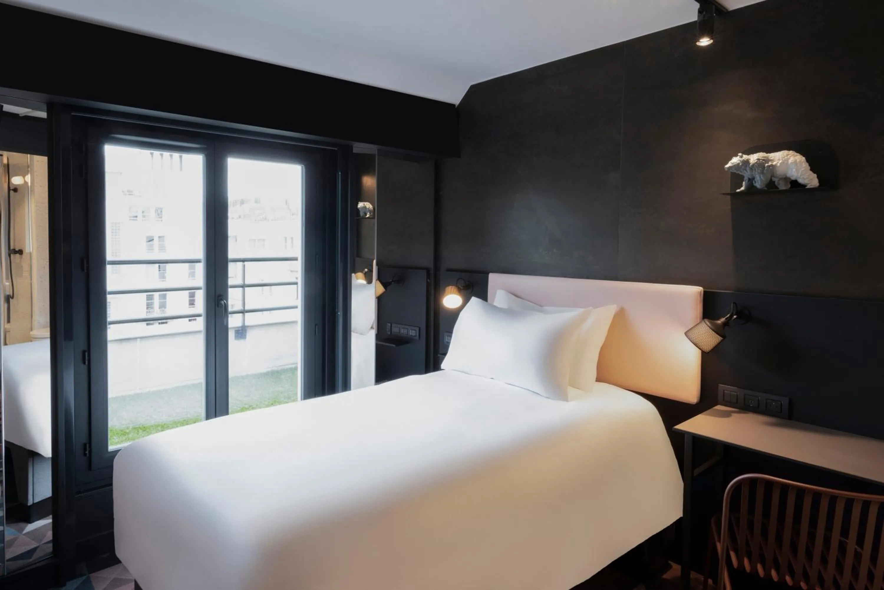 Property building, Bed in TRIBE Paris Batignolles
