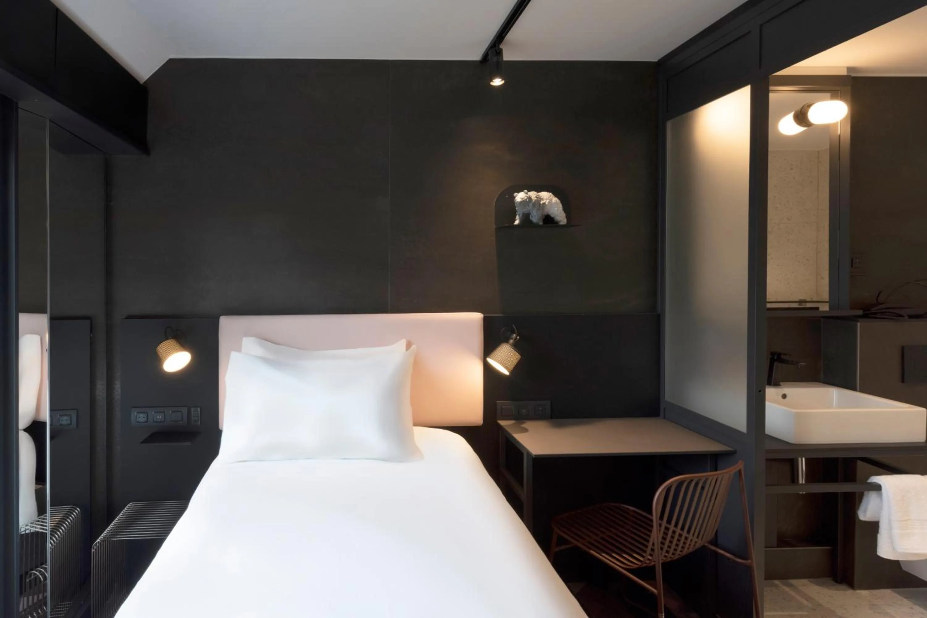 Bed in TRIBE Paris Batignolles