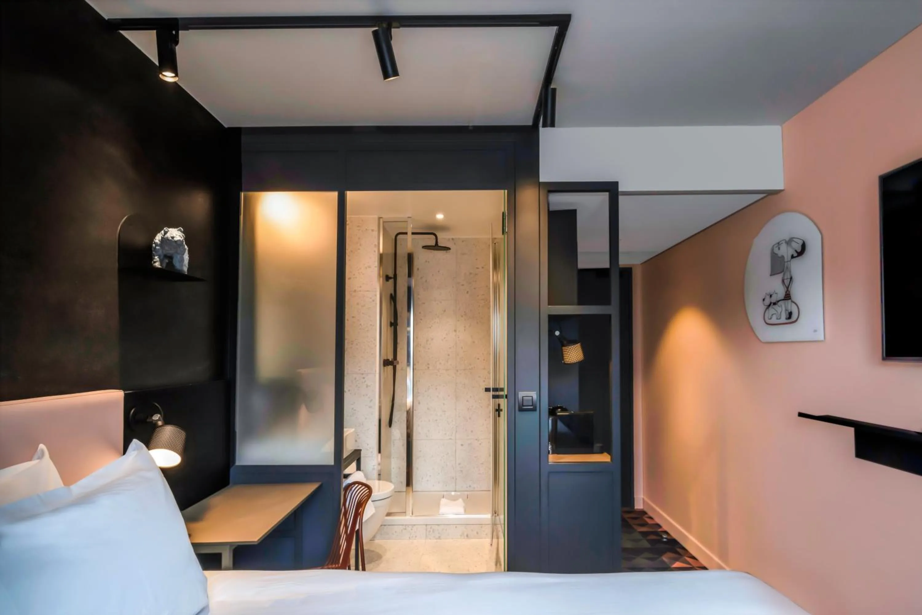 Photo of the whole room, Bed in TRIBE Paris Batignolles