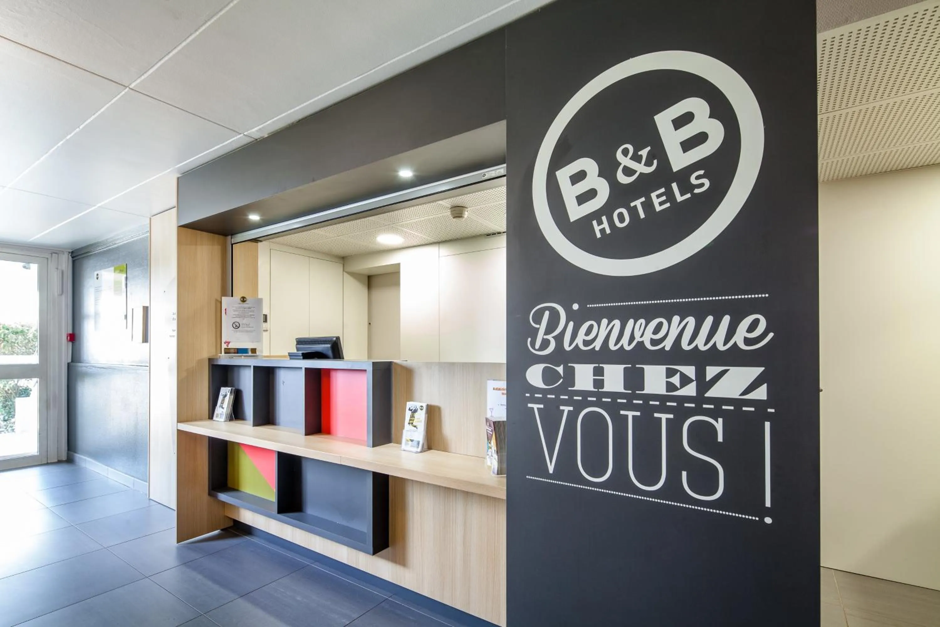 Lobby or reception in B&B HOTEL Corbeil-Essonnes