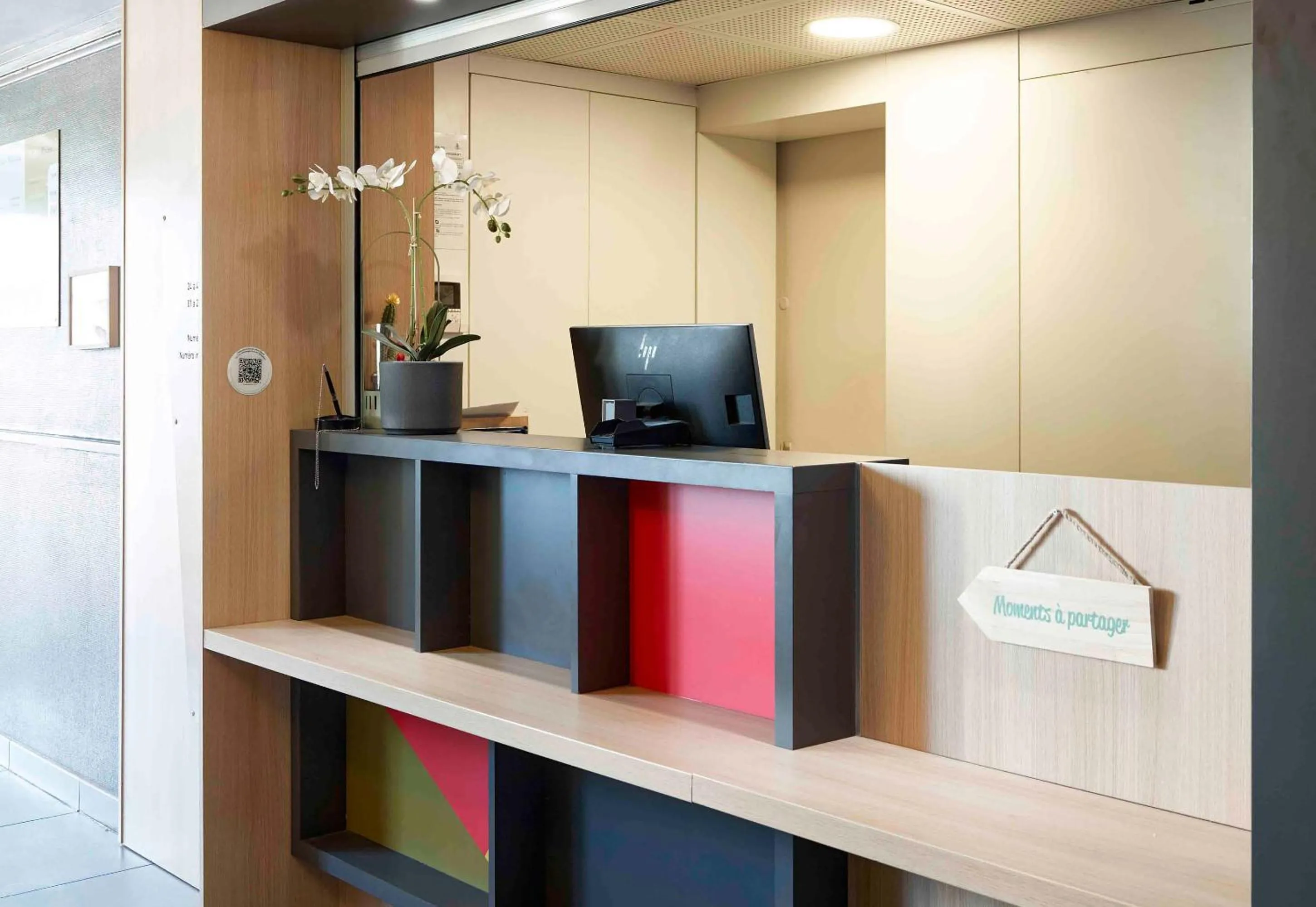 Lobby or reception in B&B HOTEL Corbeil-Essonnes