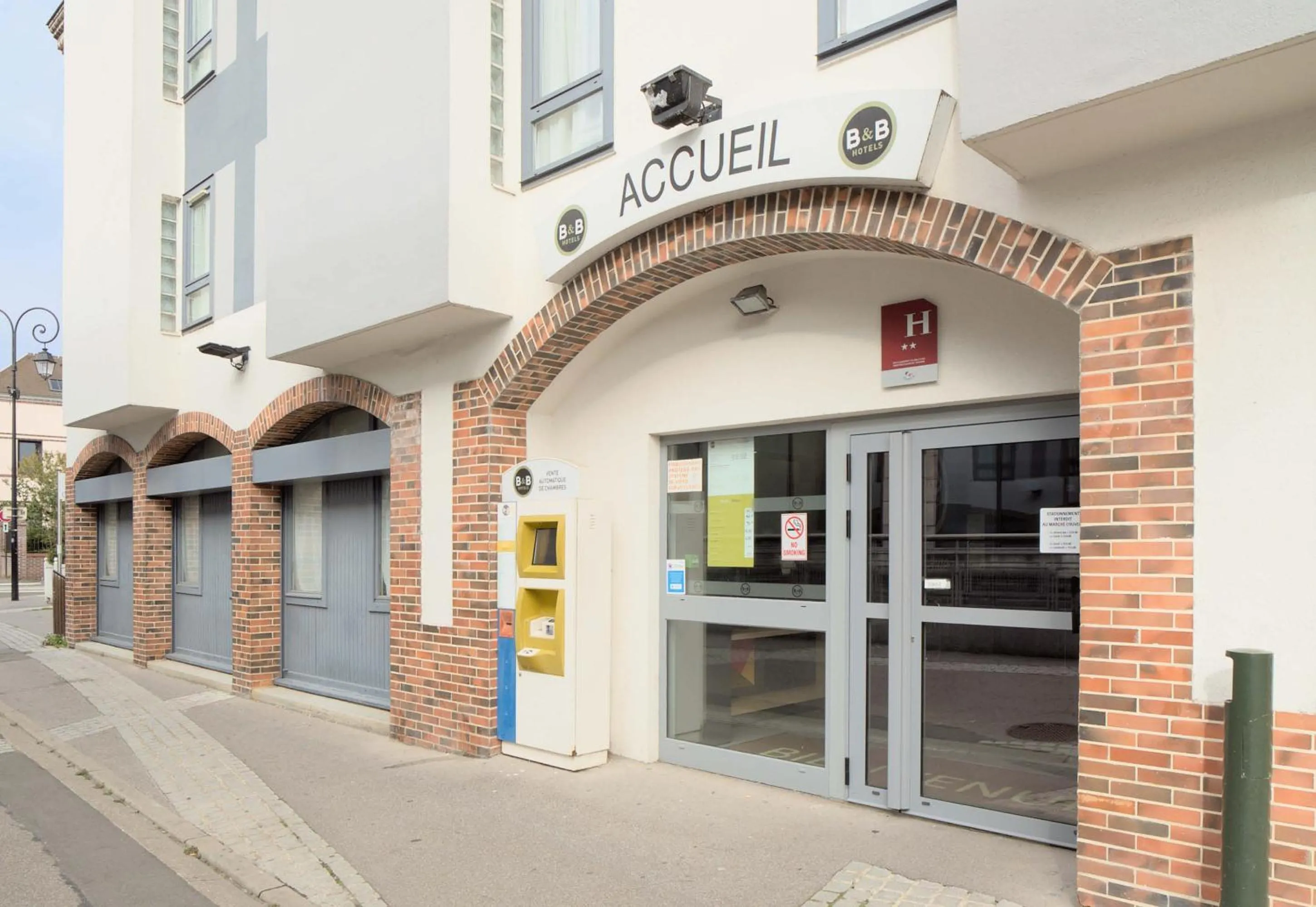Facade/entrance in B&B HOTEL Dreux Centre