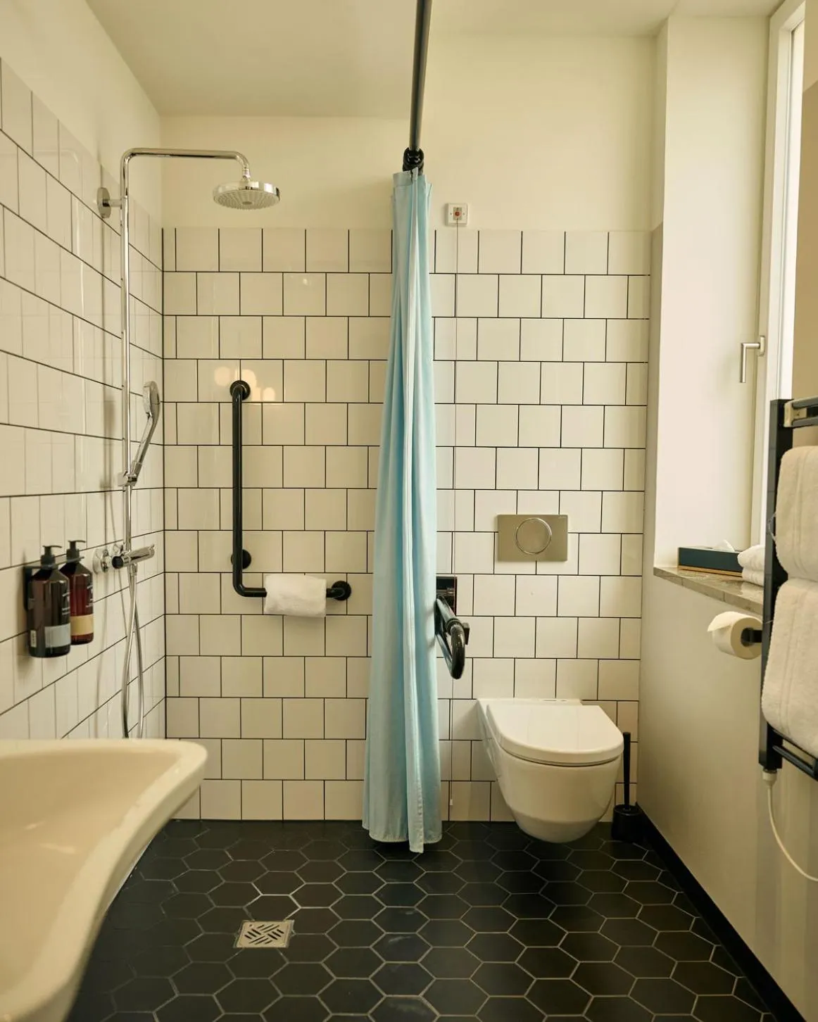 Shower in Melter Hotel & Apartments - a Neighborhood Hotel
