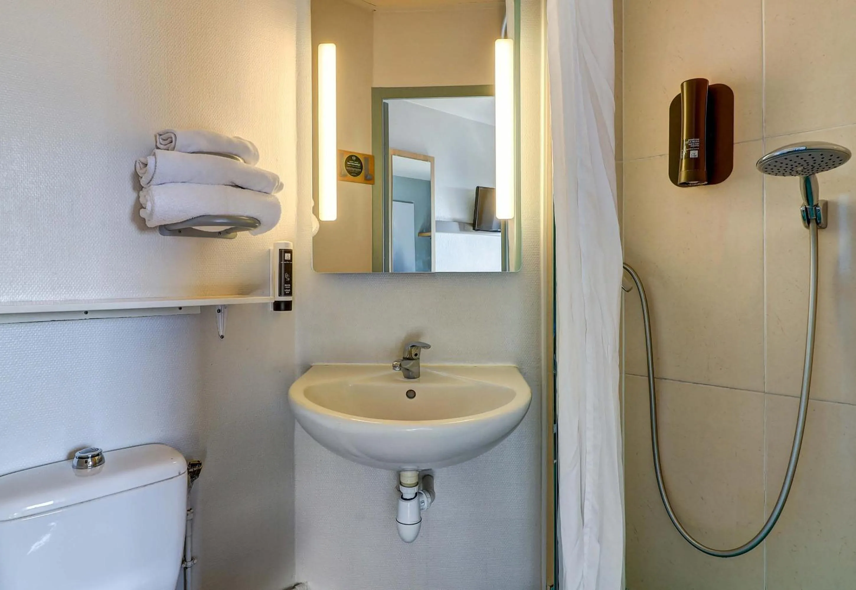 Bathroom in B&B HOTEL Dijon Nord Zénith