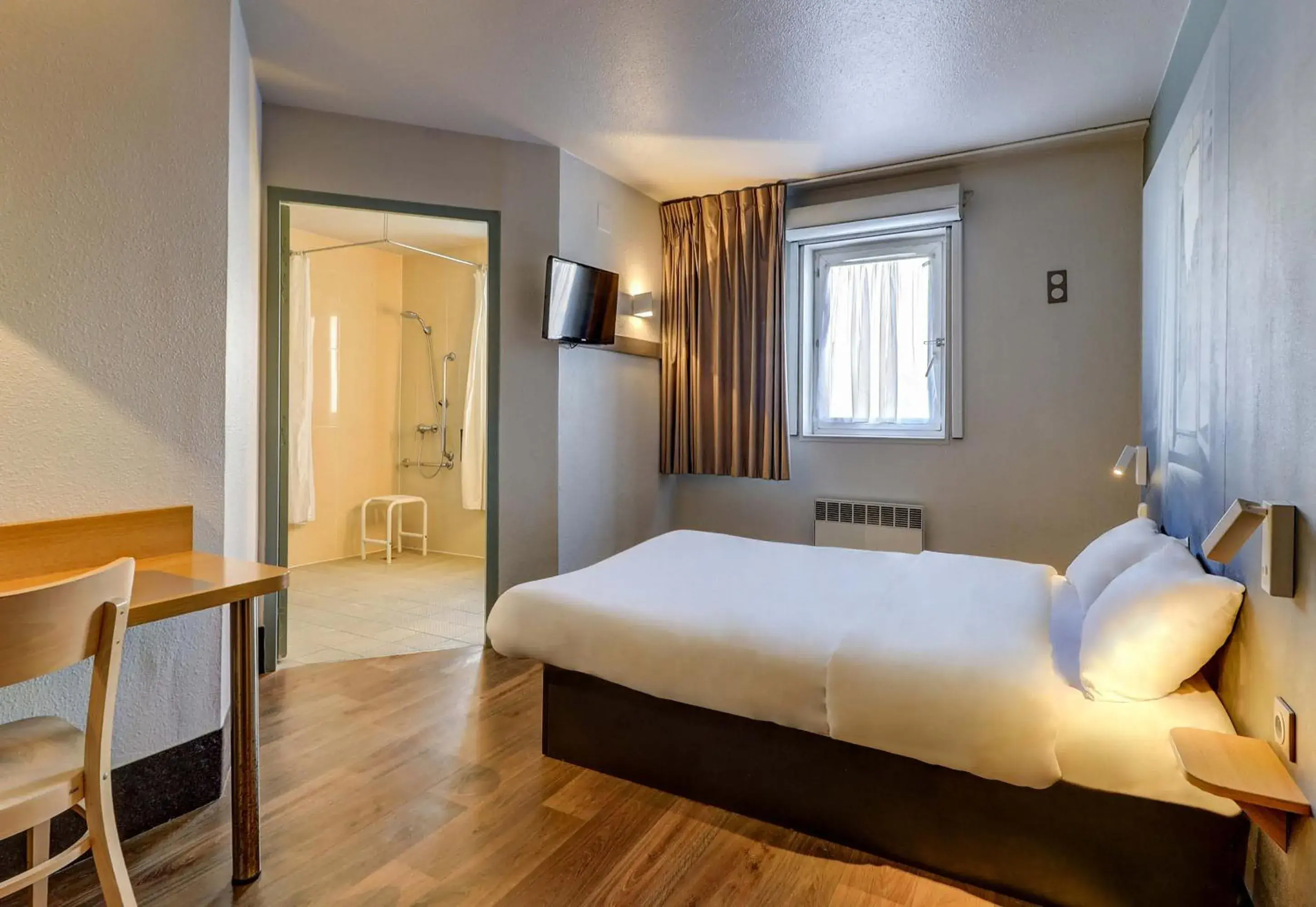 Double Room - Disability Access in B&B HOTEL Dijon Nord Zénith Double Room - Disability Access in B&B HOTEL Dijon Nord Zénith