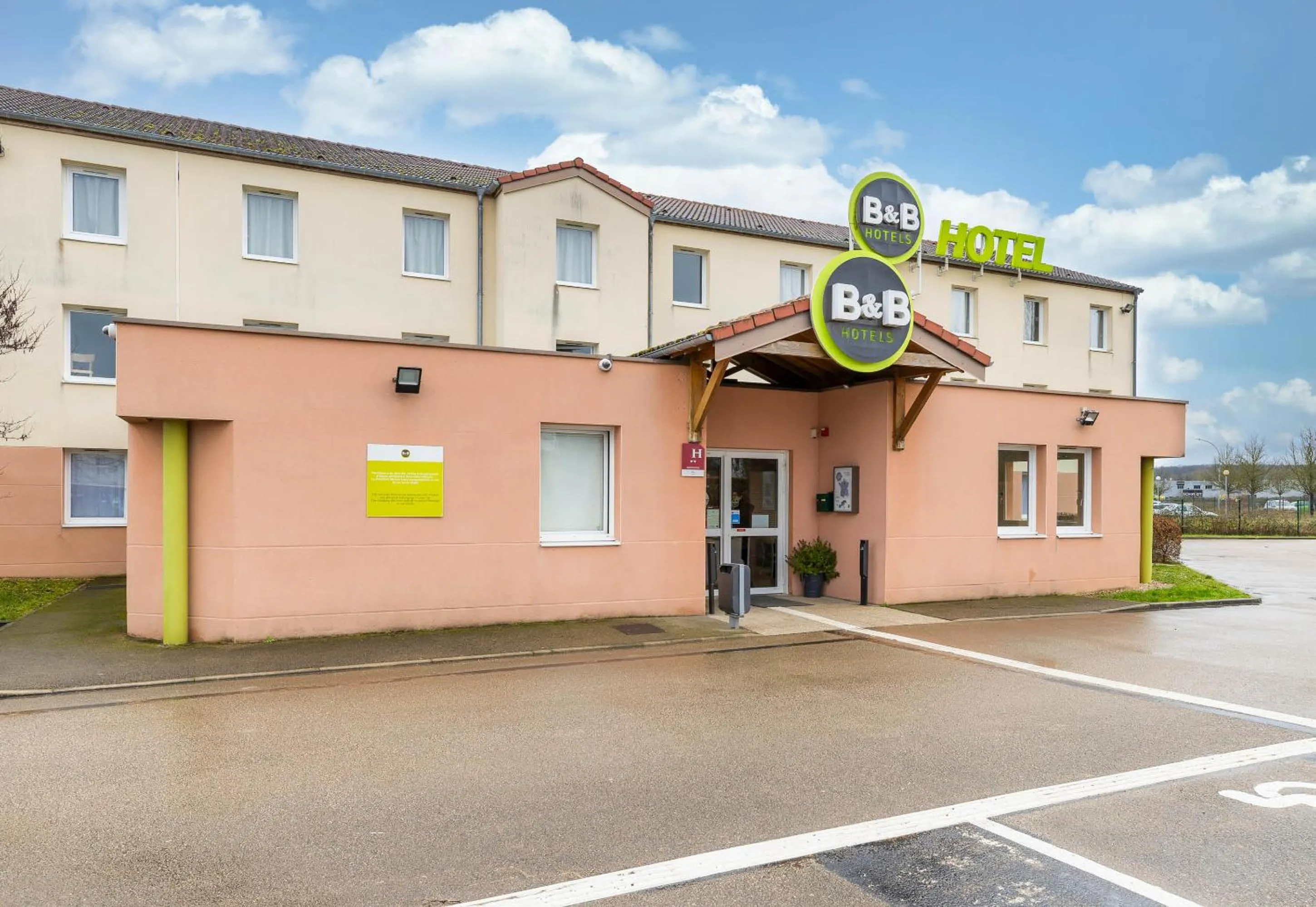 Property building in B&B HOTEL Auxerre Monéteau