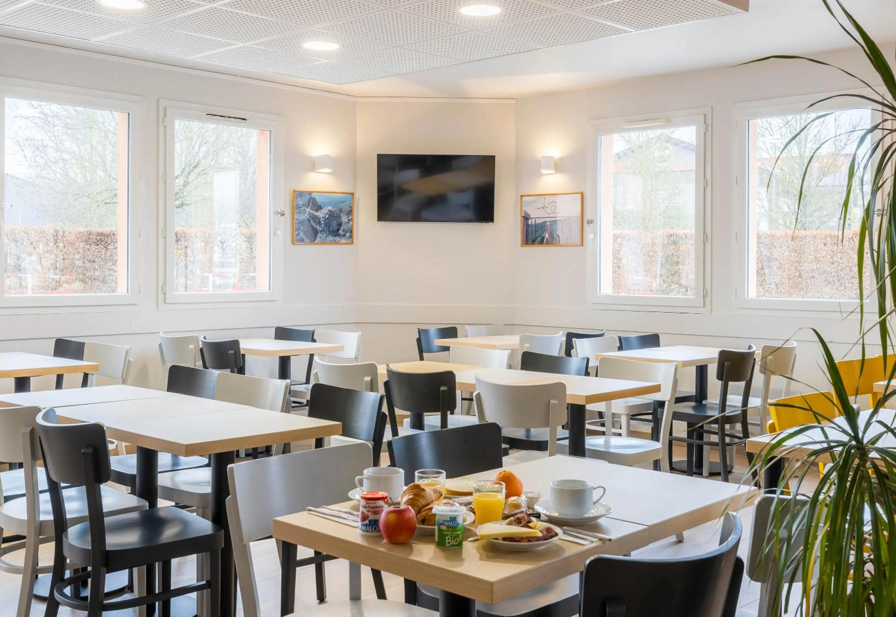 Restaurant/places to eat in B&B HOTEL Auxerre Monéteau