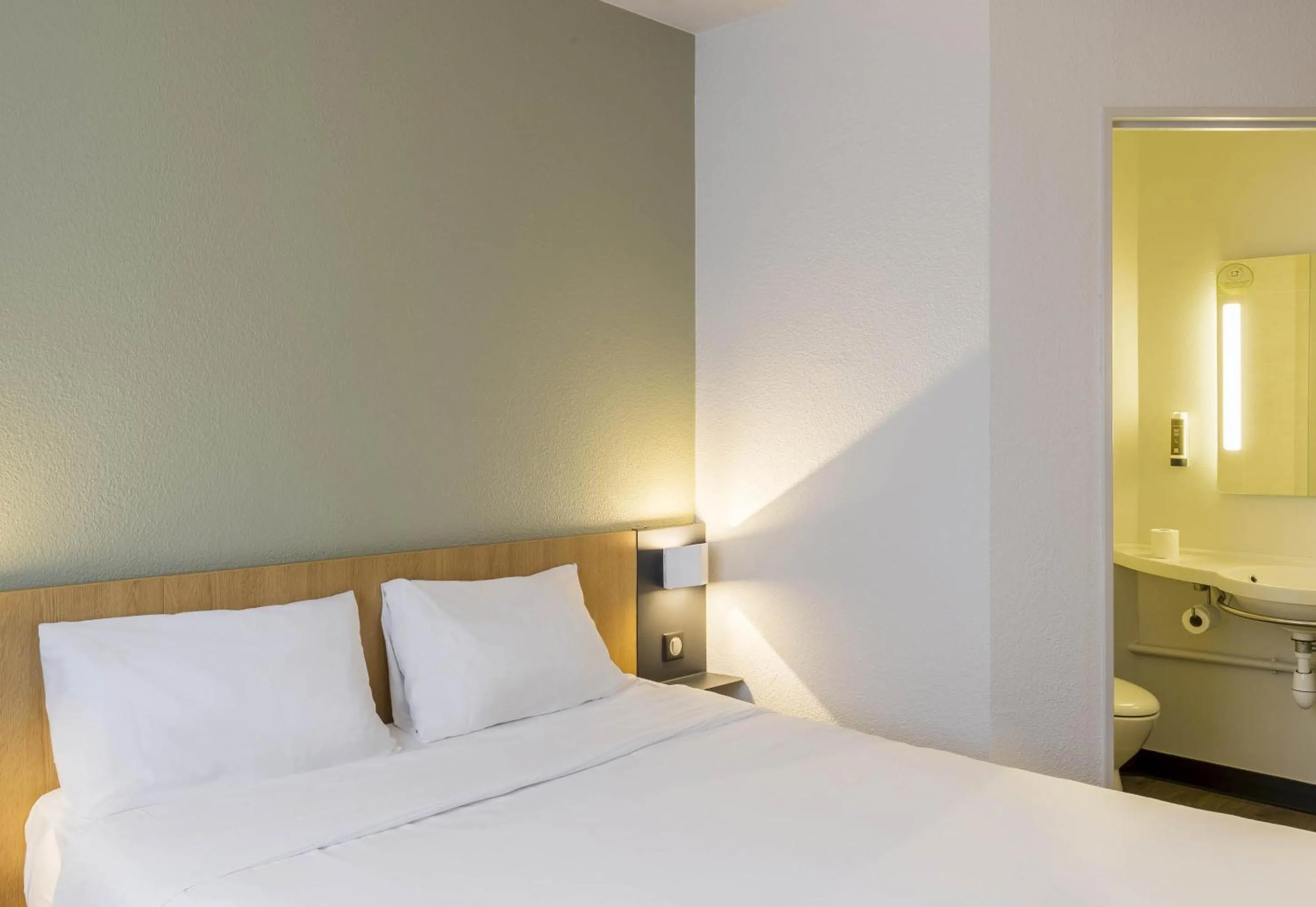 Bedroom, Bed in B&B HOTEL Auxerre Monéteau