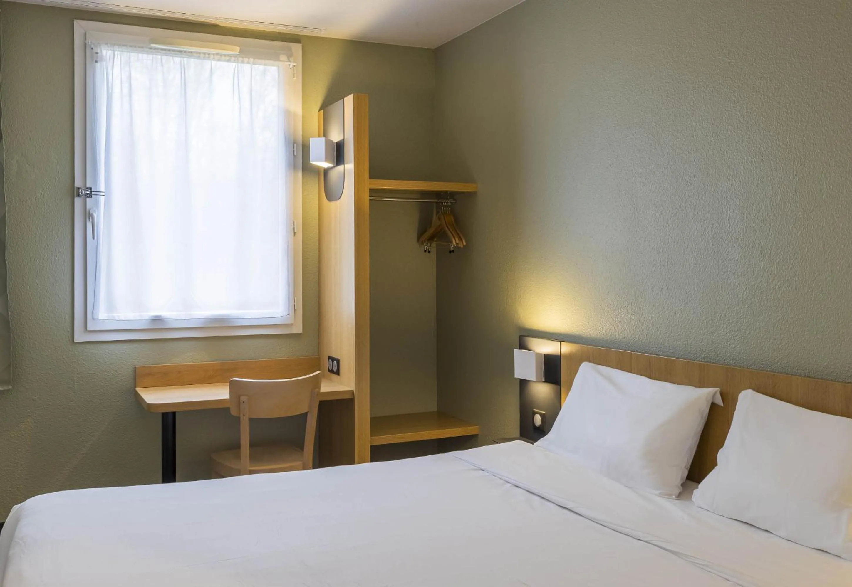 Bedroom, Bed in B&B HOTEL Auxerre Monéteau