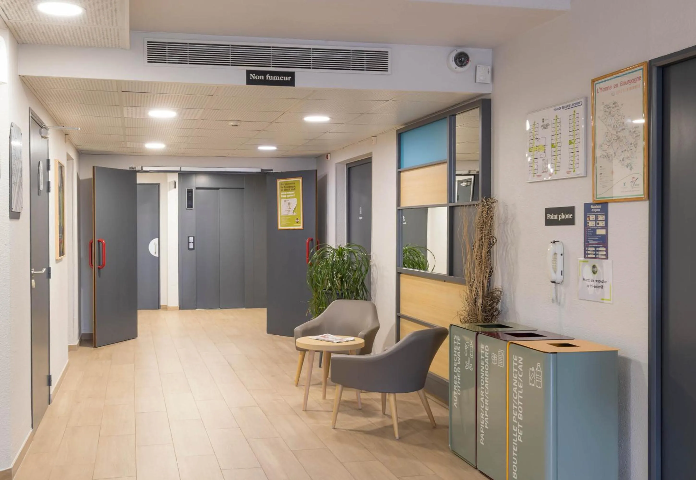 Seating area in B&B HOTEL Auxerre Monéteau