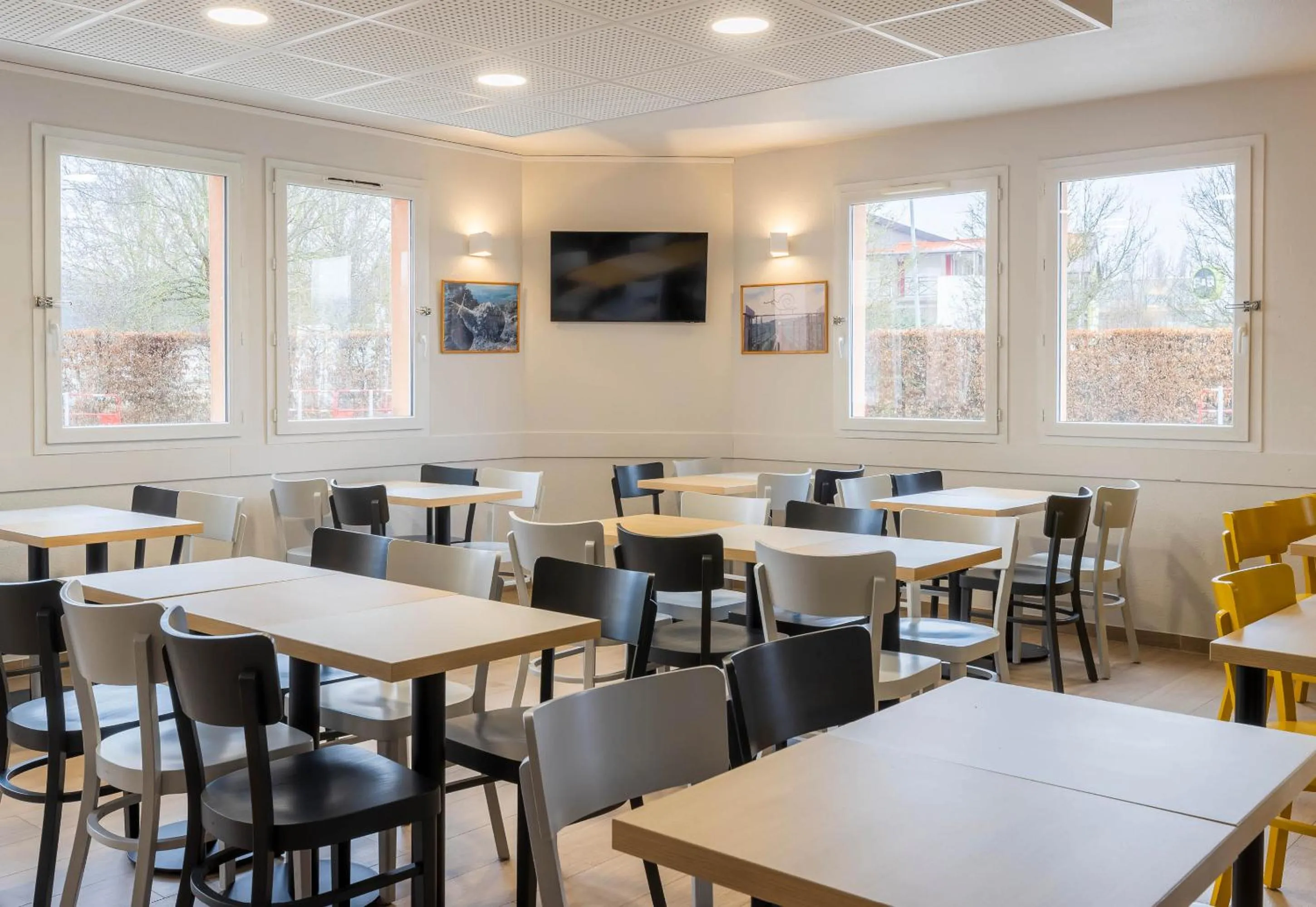 Restaurant/places to eat in B&B HOTEL Auxerre Monéteau