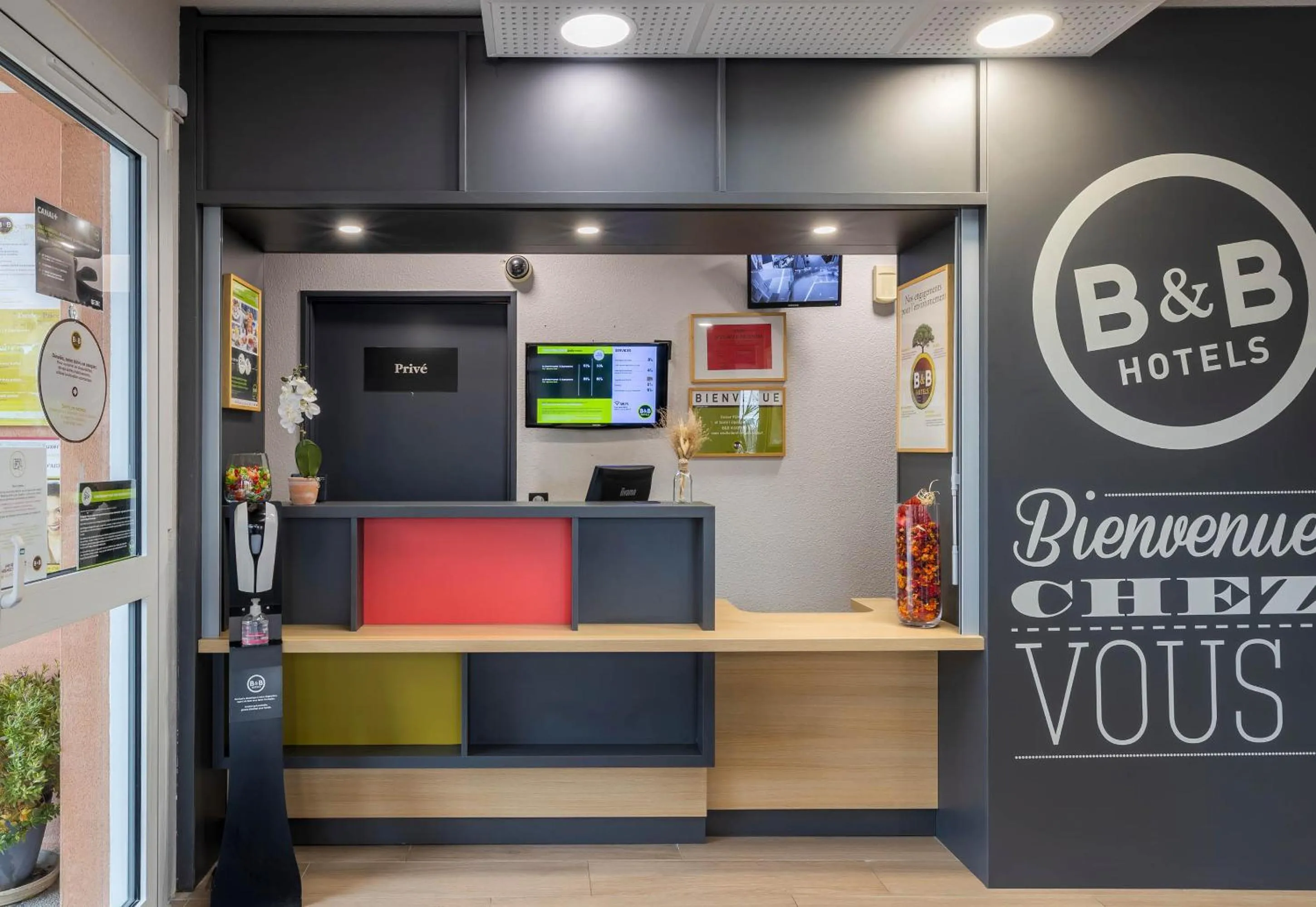 Lobby or reception in B&B HOTEL Auxerre Monéteau