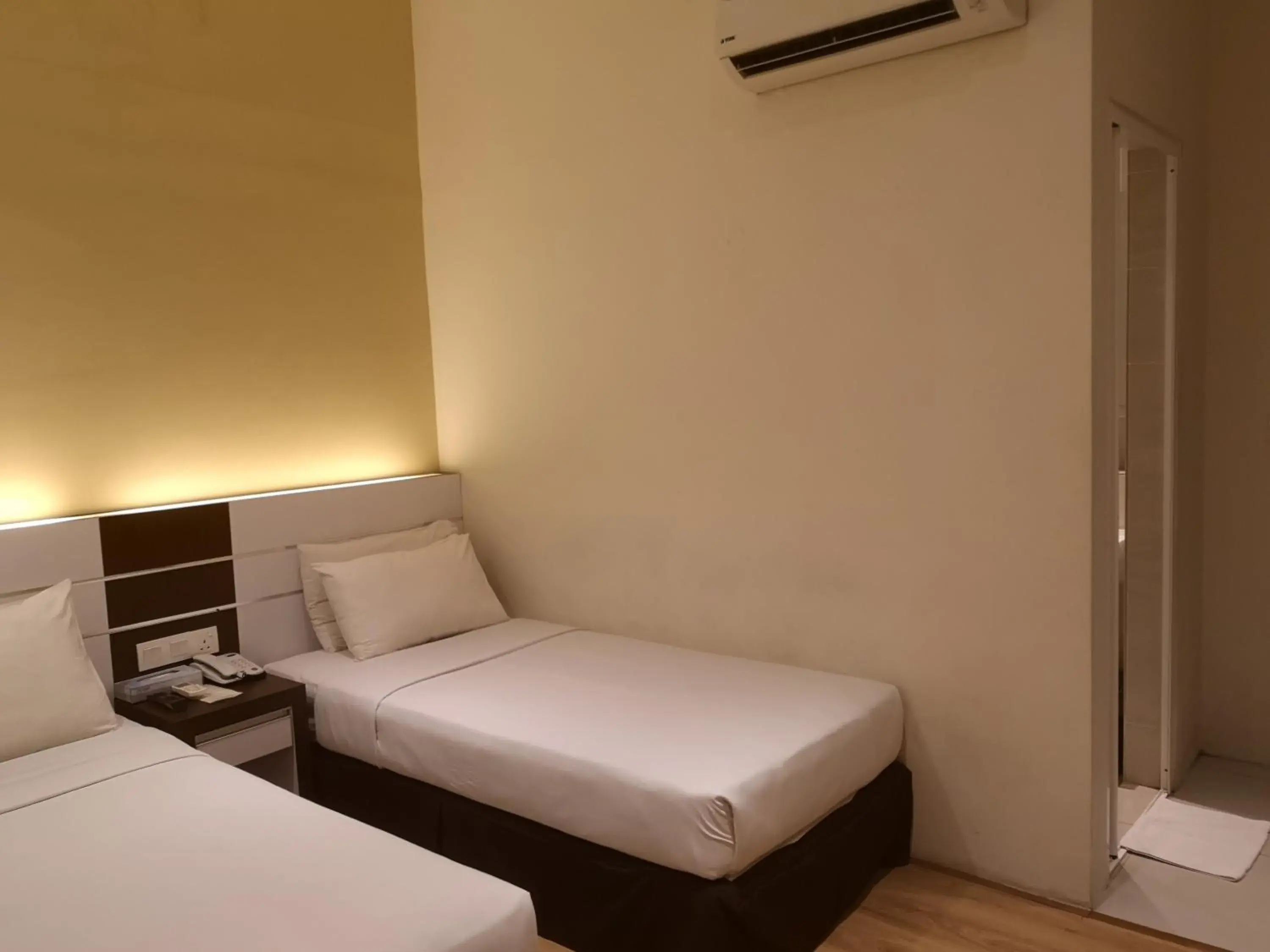 Economy Twin Room (Without Window) in Seasons View Hotel Economy Twin Room (Without Window) in Seasons View Hotel