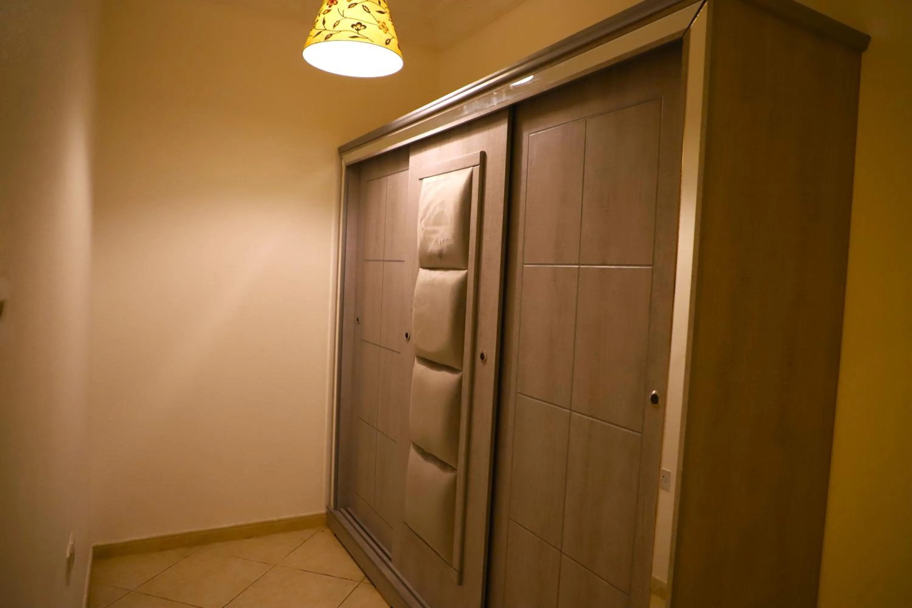 wardrobe in Durat Al Urubah