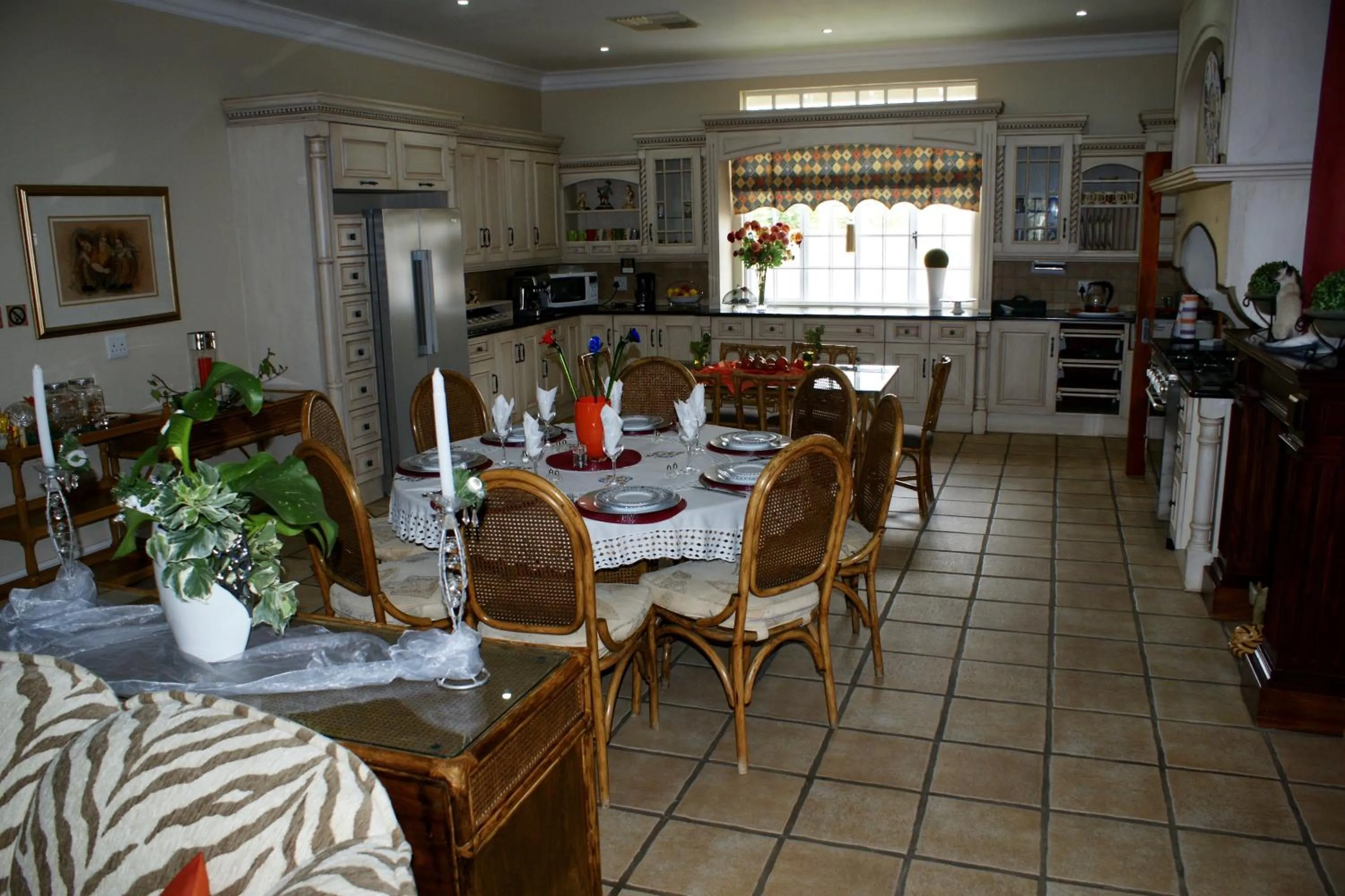 Communal lounge/ TV room in Jolani Guest House