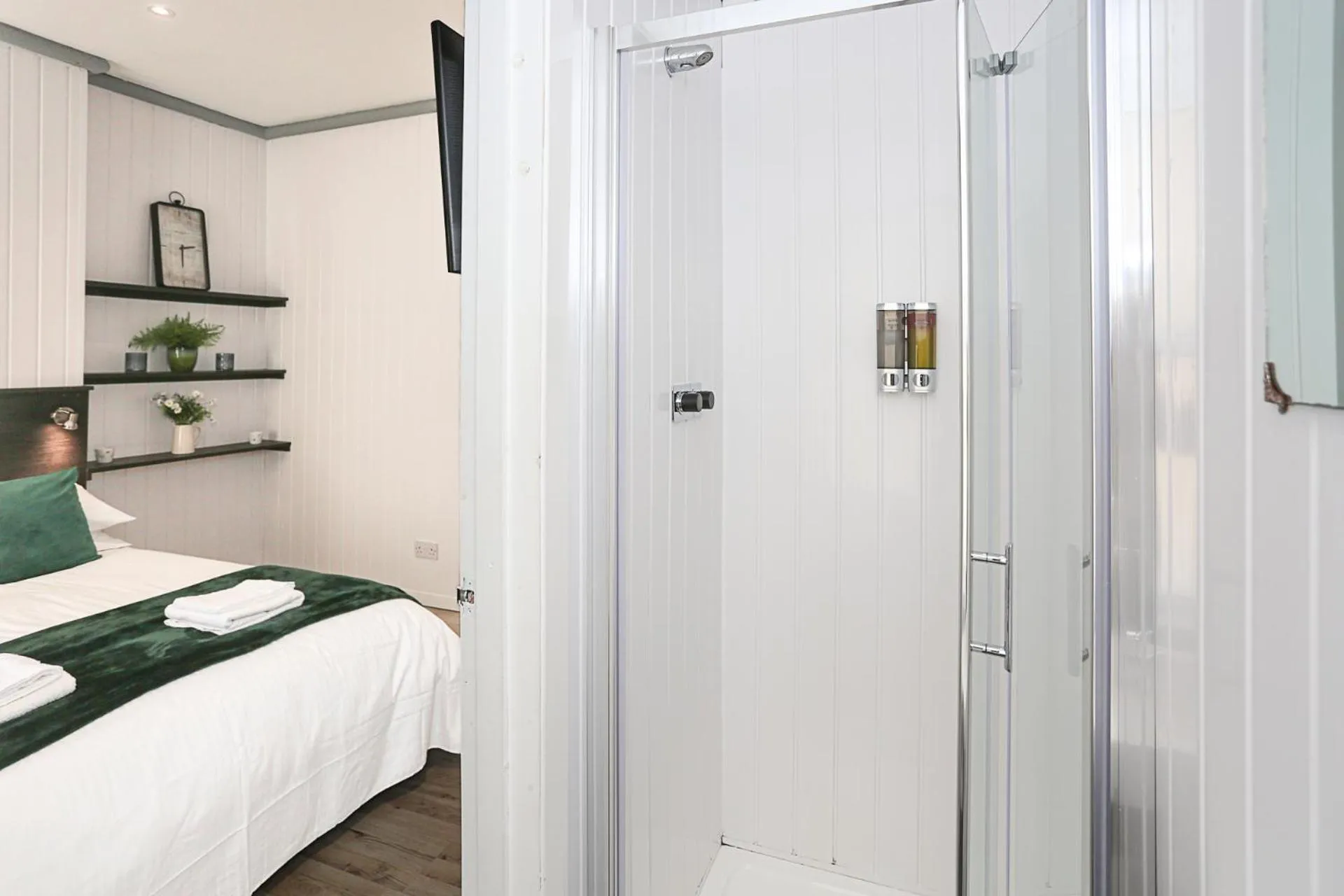 Bathroom, Bed in OYO Queens Quarter