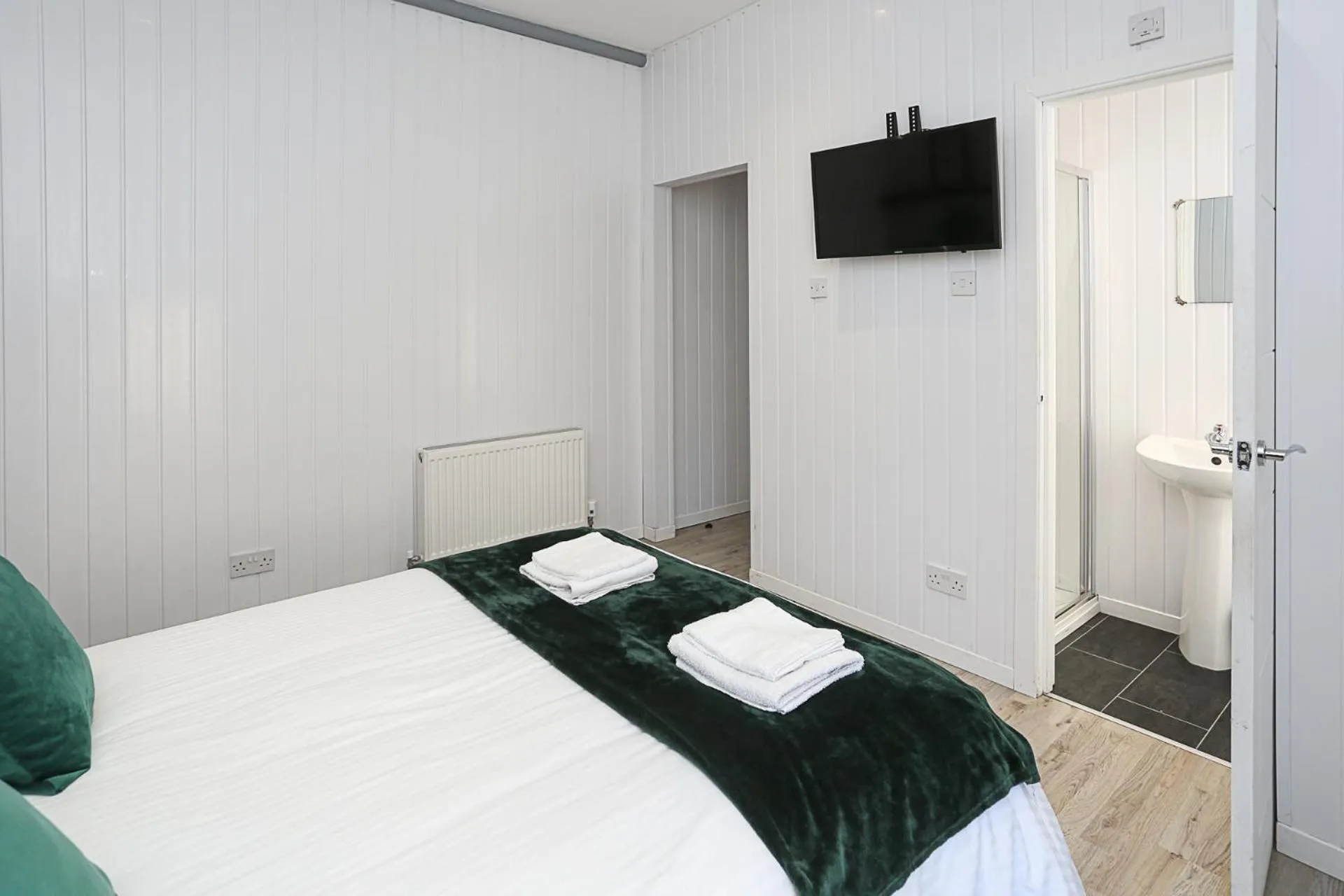 Bedroom, Bed in OYO Queens Quarter