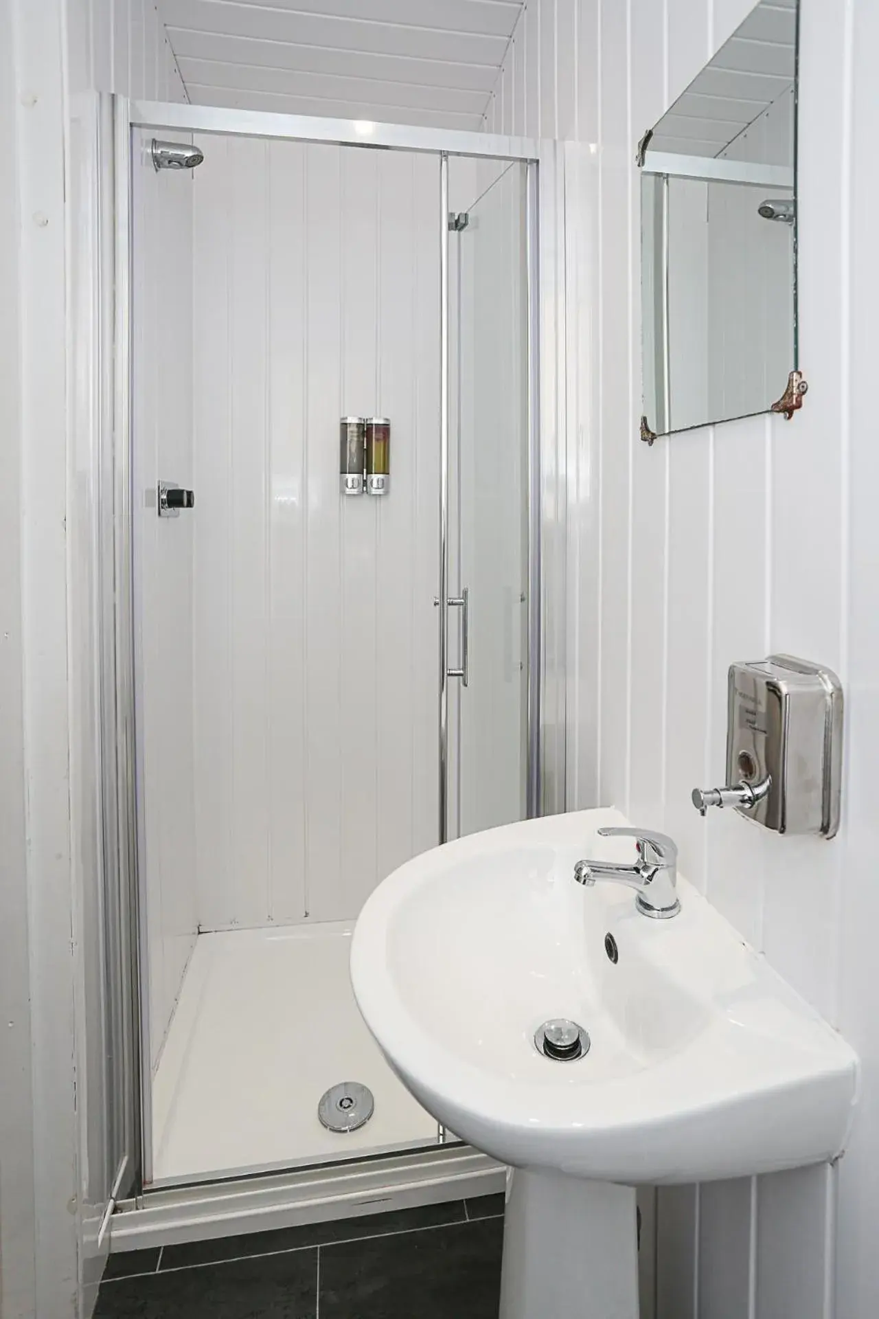 Bathroom in OYO Queens Quarter Bathroom in OYO Queens Quarter