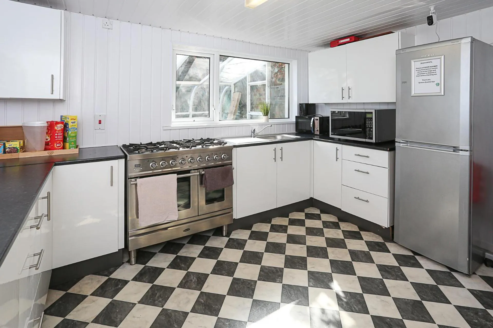 Kitchen or kitchenette in OYO Queens Quarter