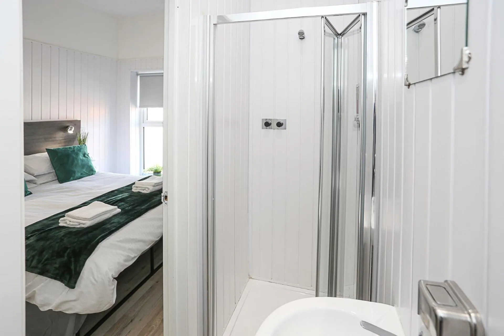 Bathroom, Bed in OYO Queens Quarter