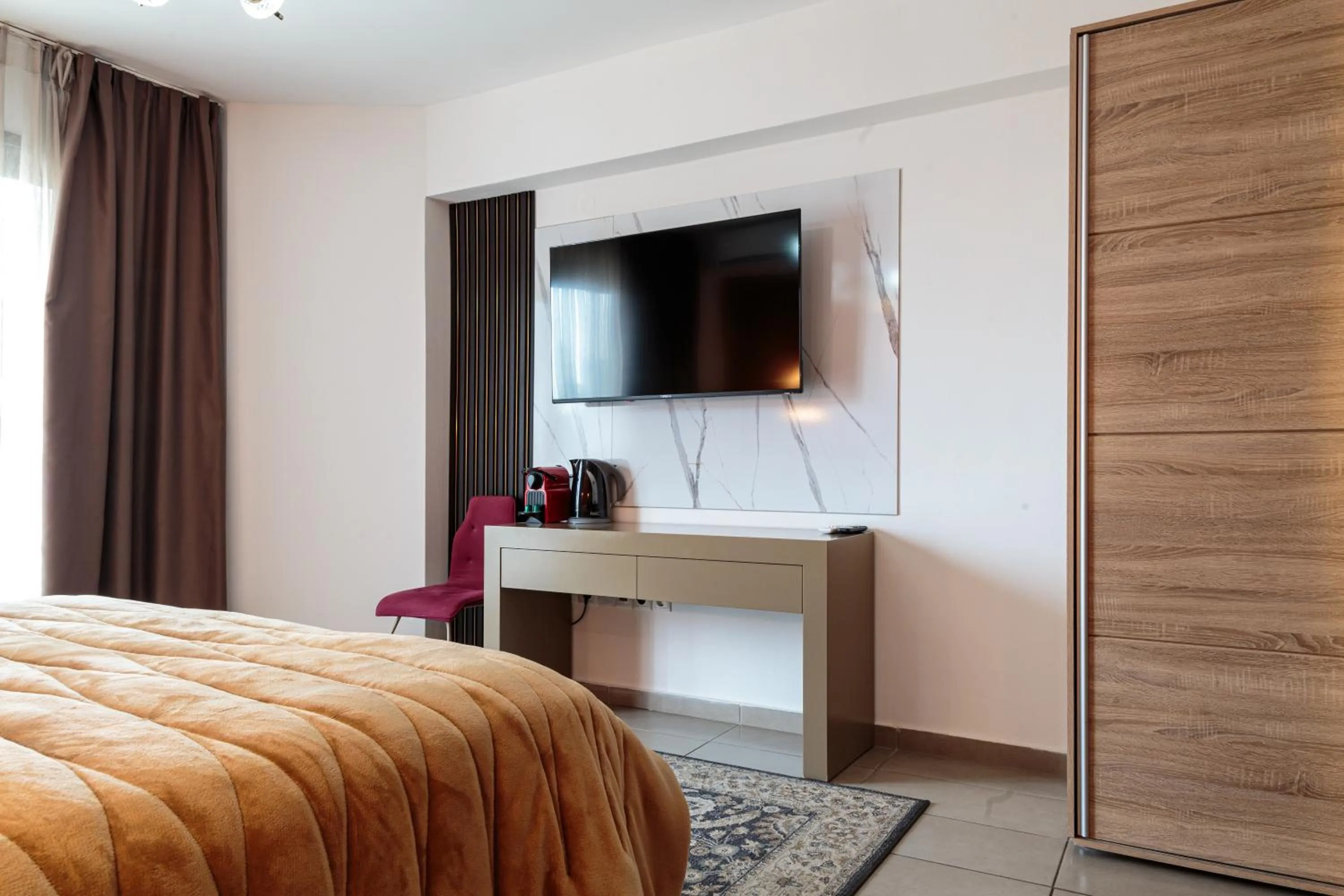 TV and multimedia, Bed in Limani Comfort Rooms