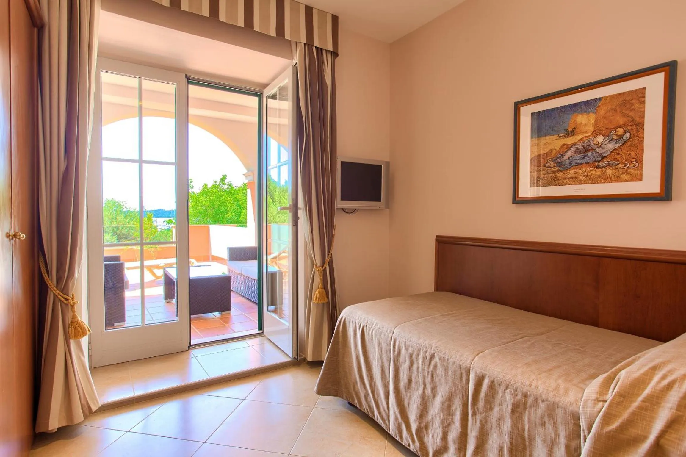 Balcony/Terrace, Bed in Hotel Kanajt