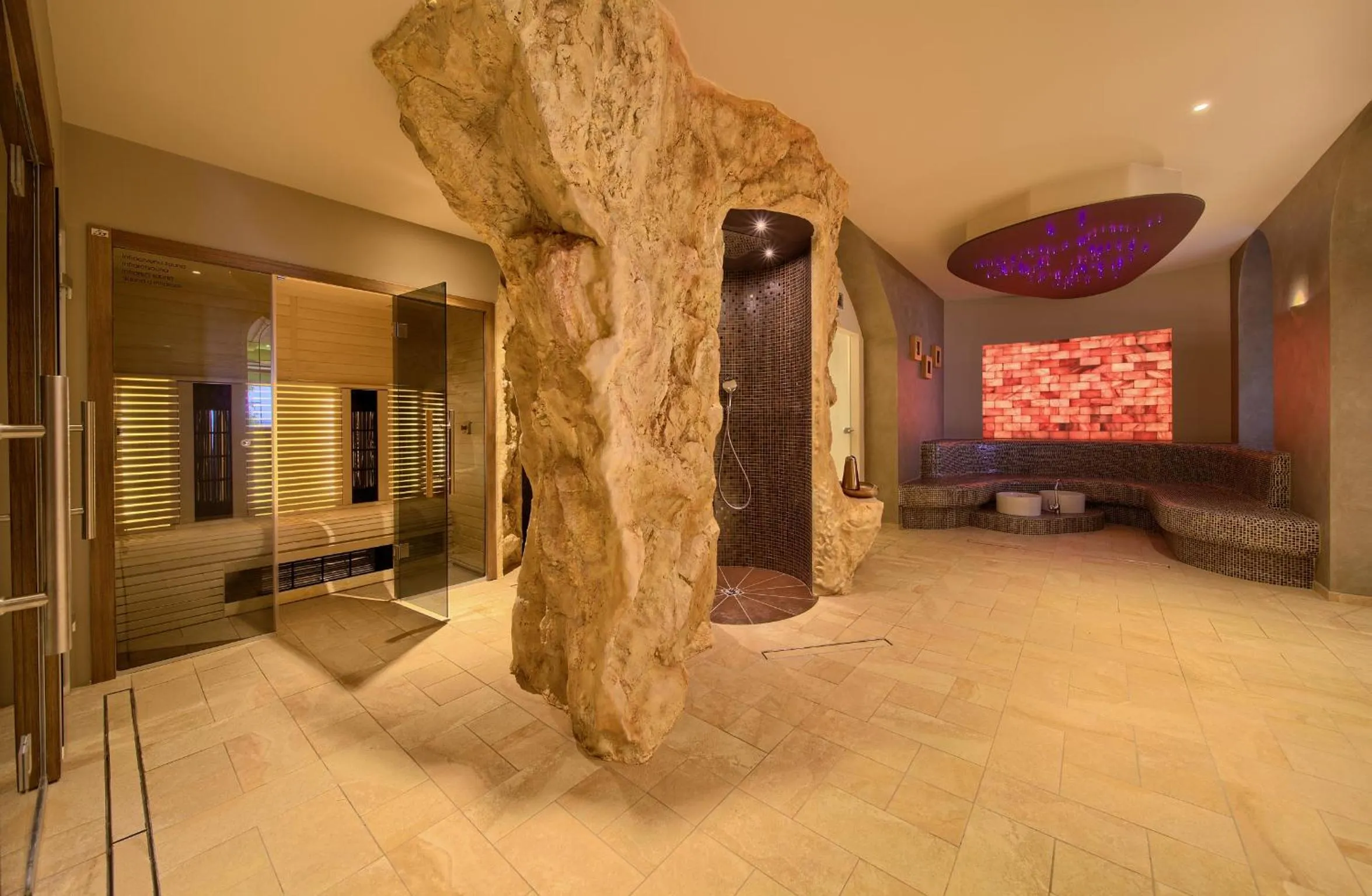 Hot Tub in Hotel Kanajt