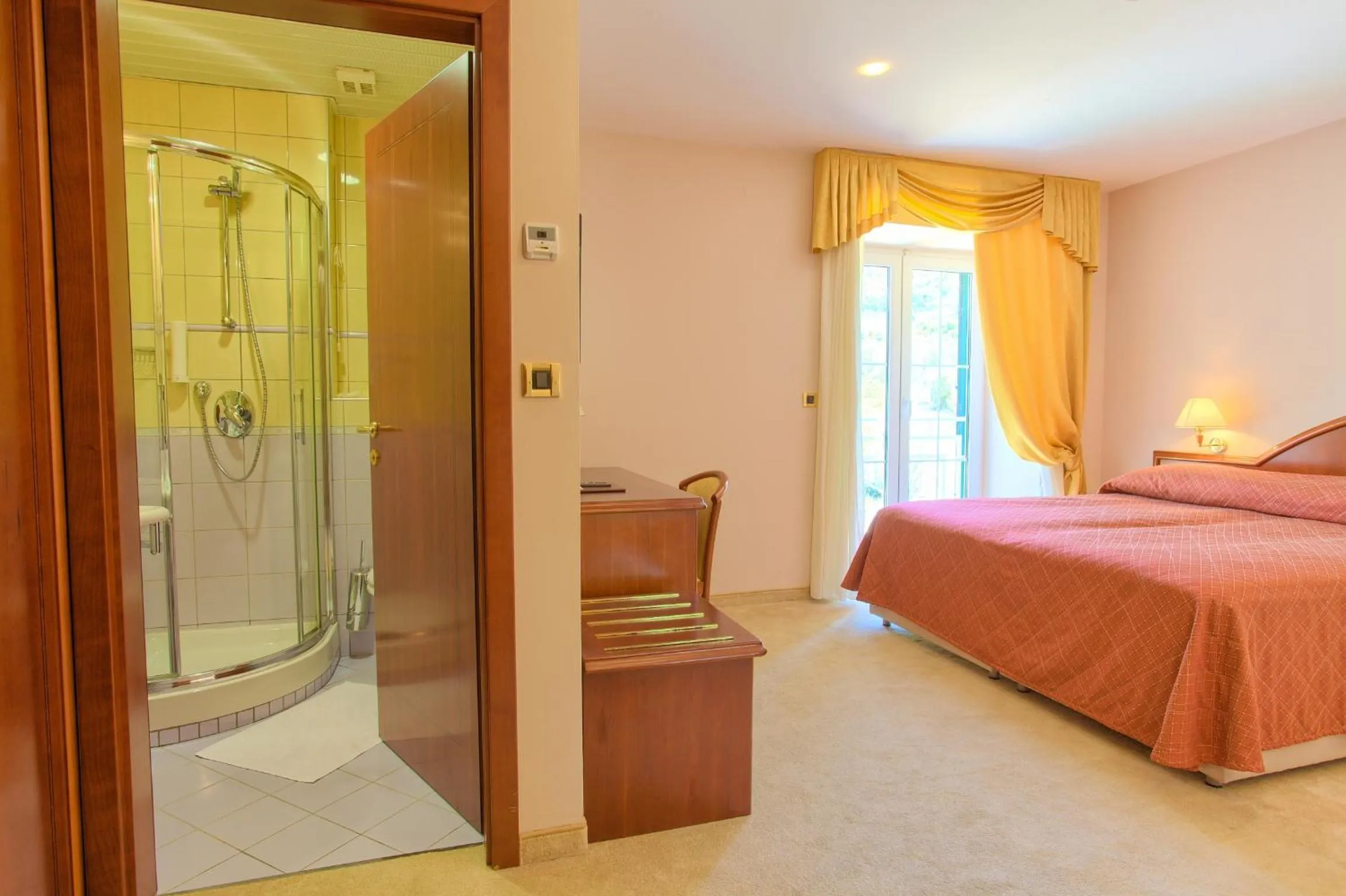 Shower, Bed in Hotel Kanajt