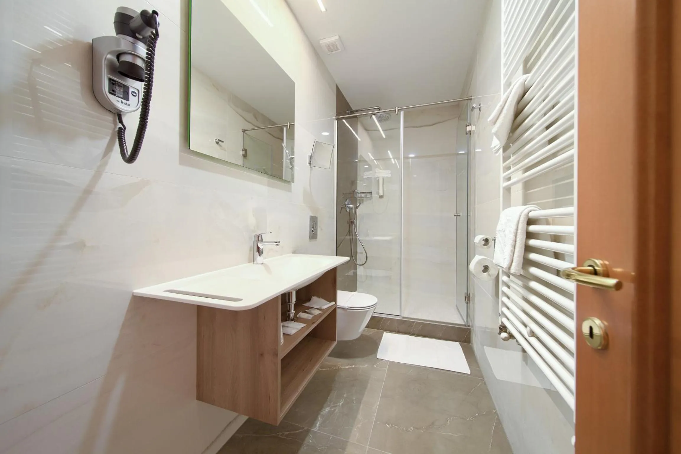 Shower in Hotel Kanajt