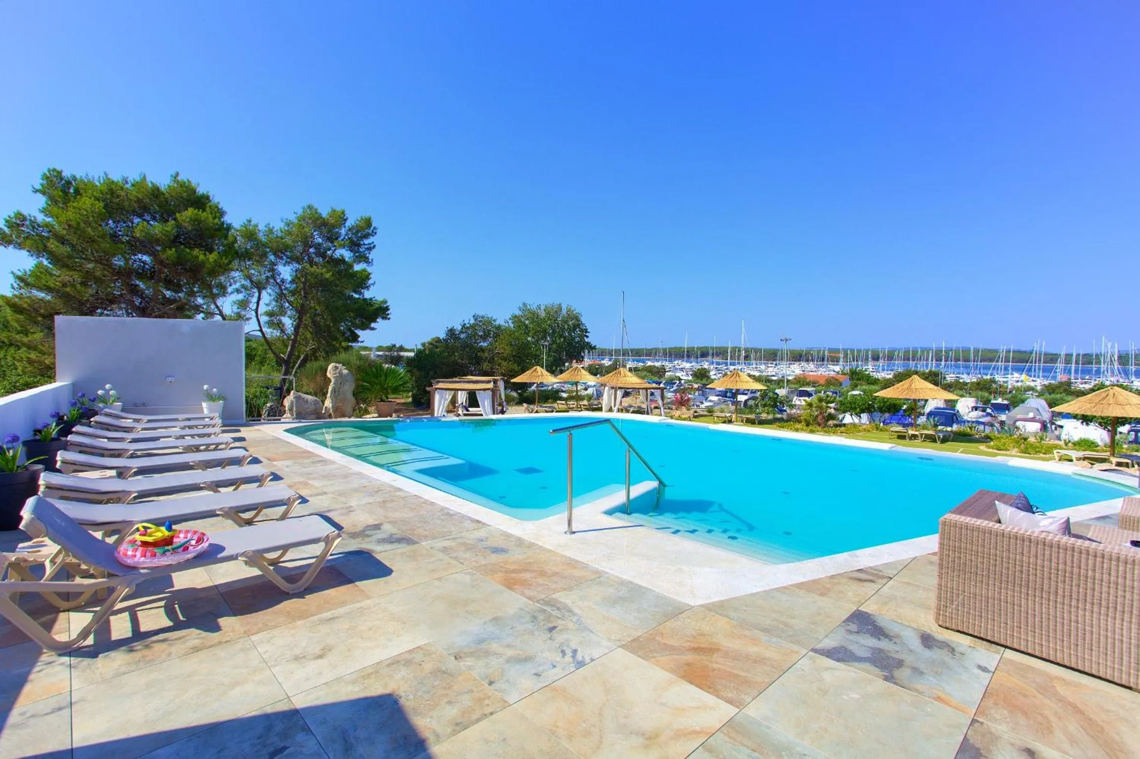 Swimming pool in Hotel Kanajt