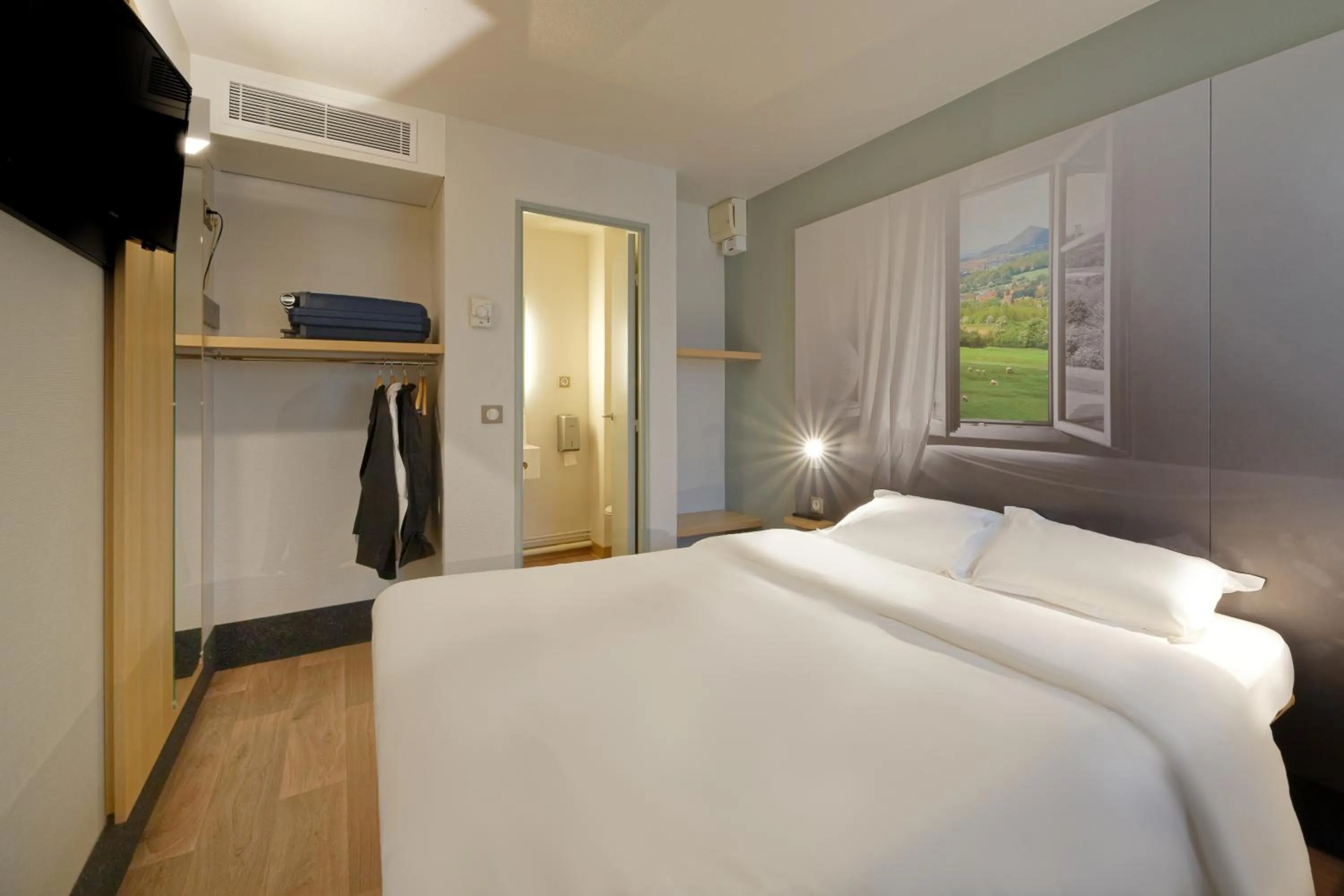 Bedroom, Bed in B&B HOTEL Lens Noyelles-Godault