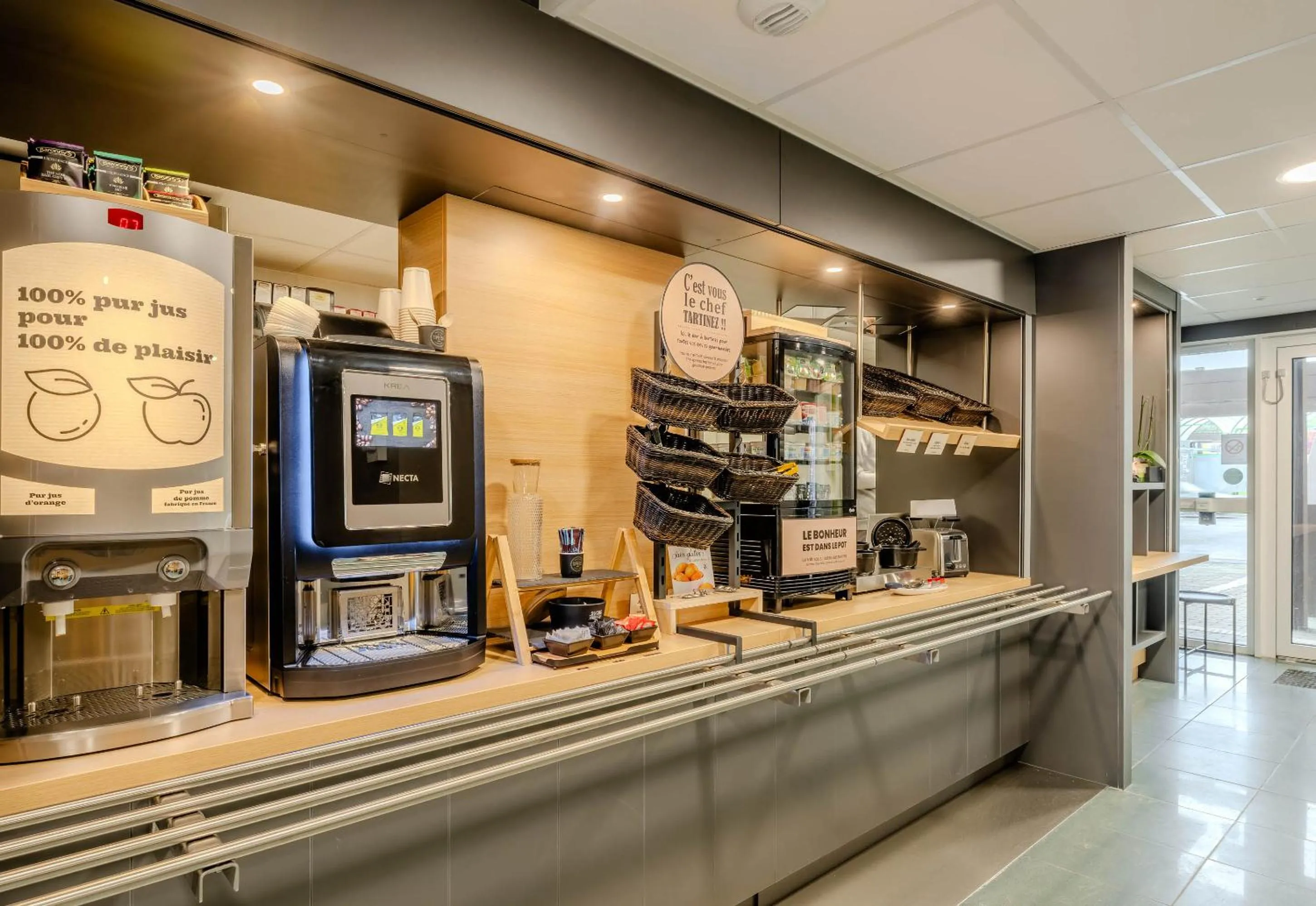 Restaurant/places to eat in B&B HOTEL Lens Noyelles-Godault