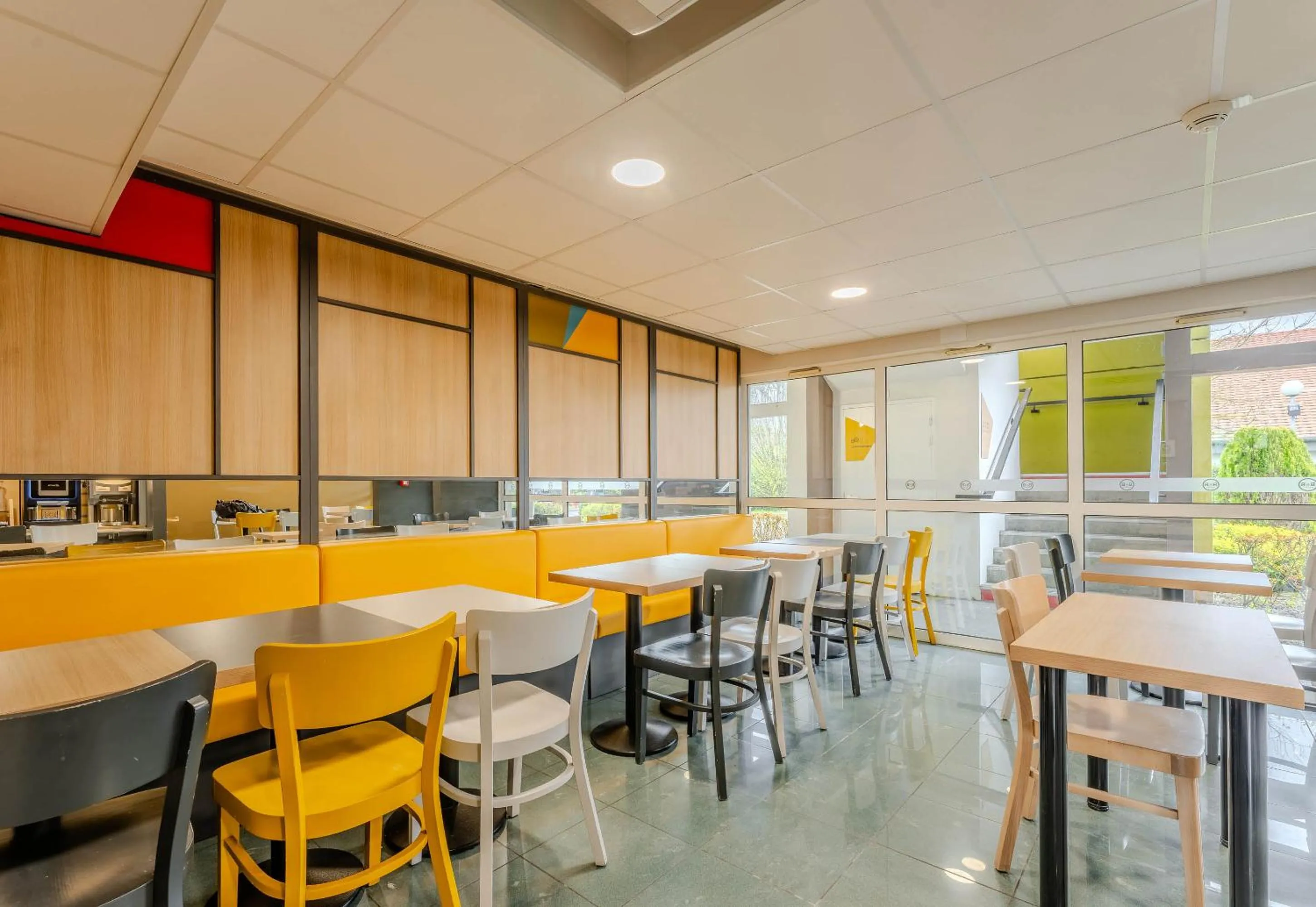 Restaurant/places to eat in B&B HOTEL Lens Noyelles-Godault