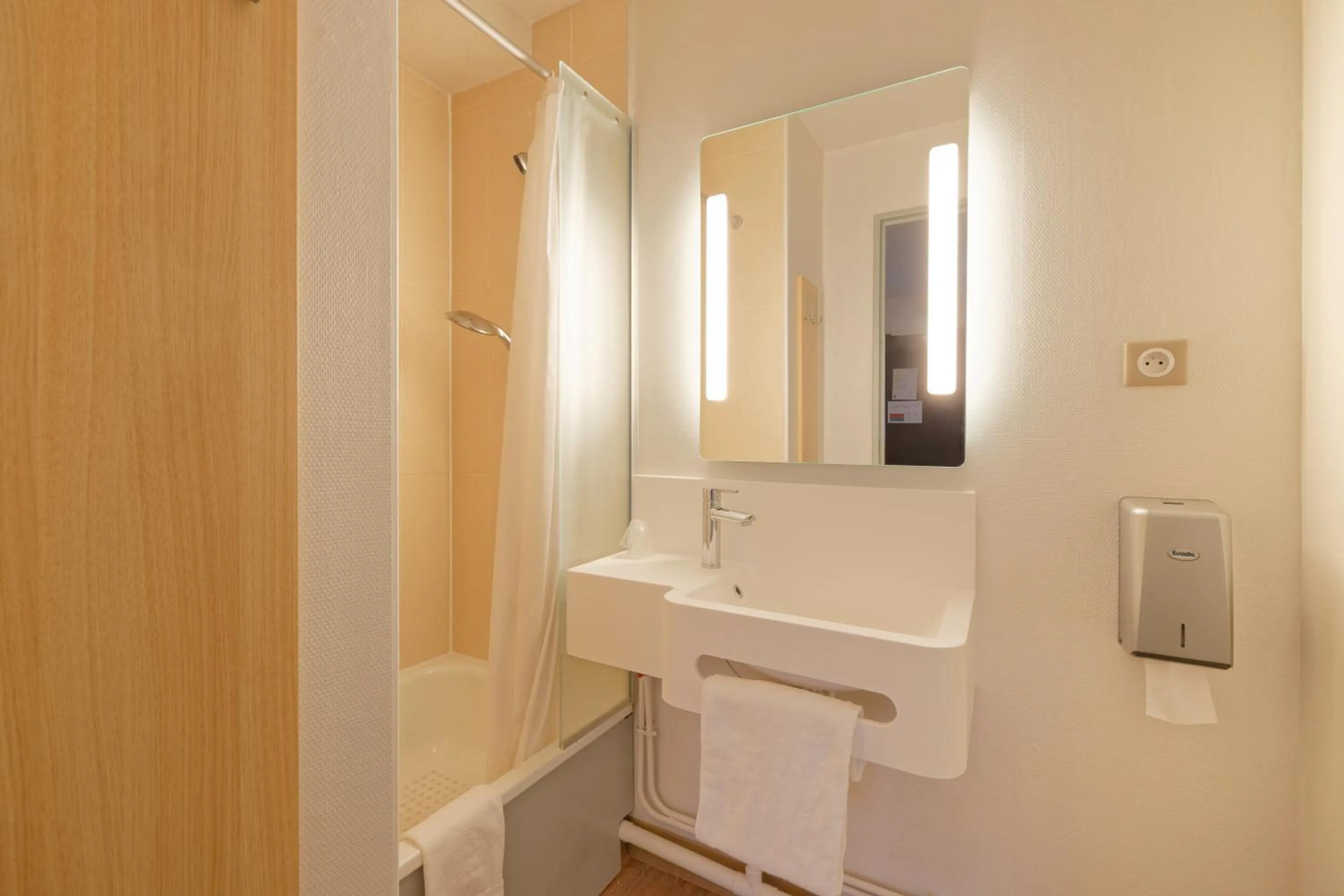 Bathroom in B&B HOTEL Lens Noyelles-Godault