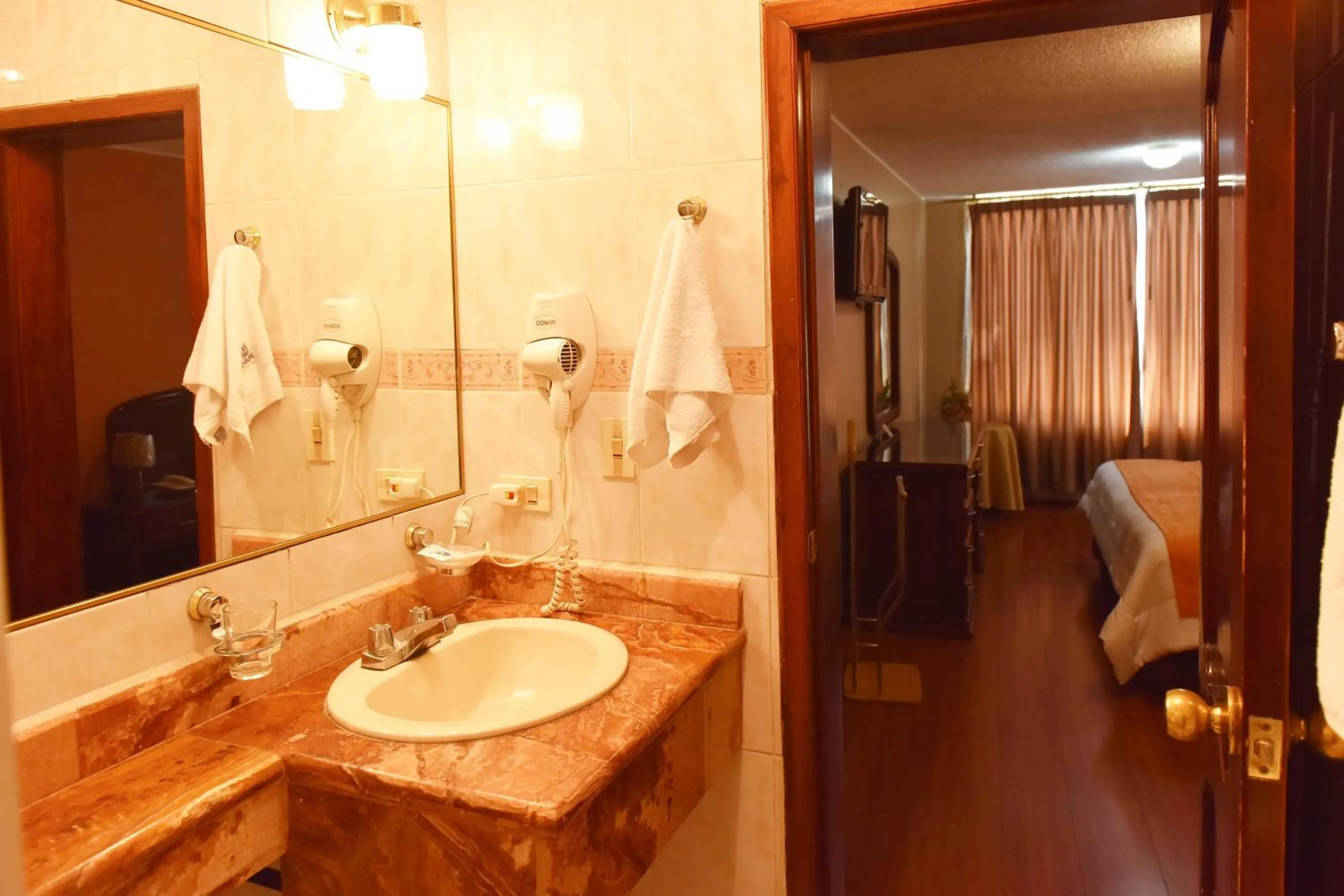 Bathroom, Bed in Hotel Makroz