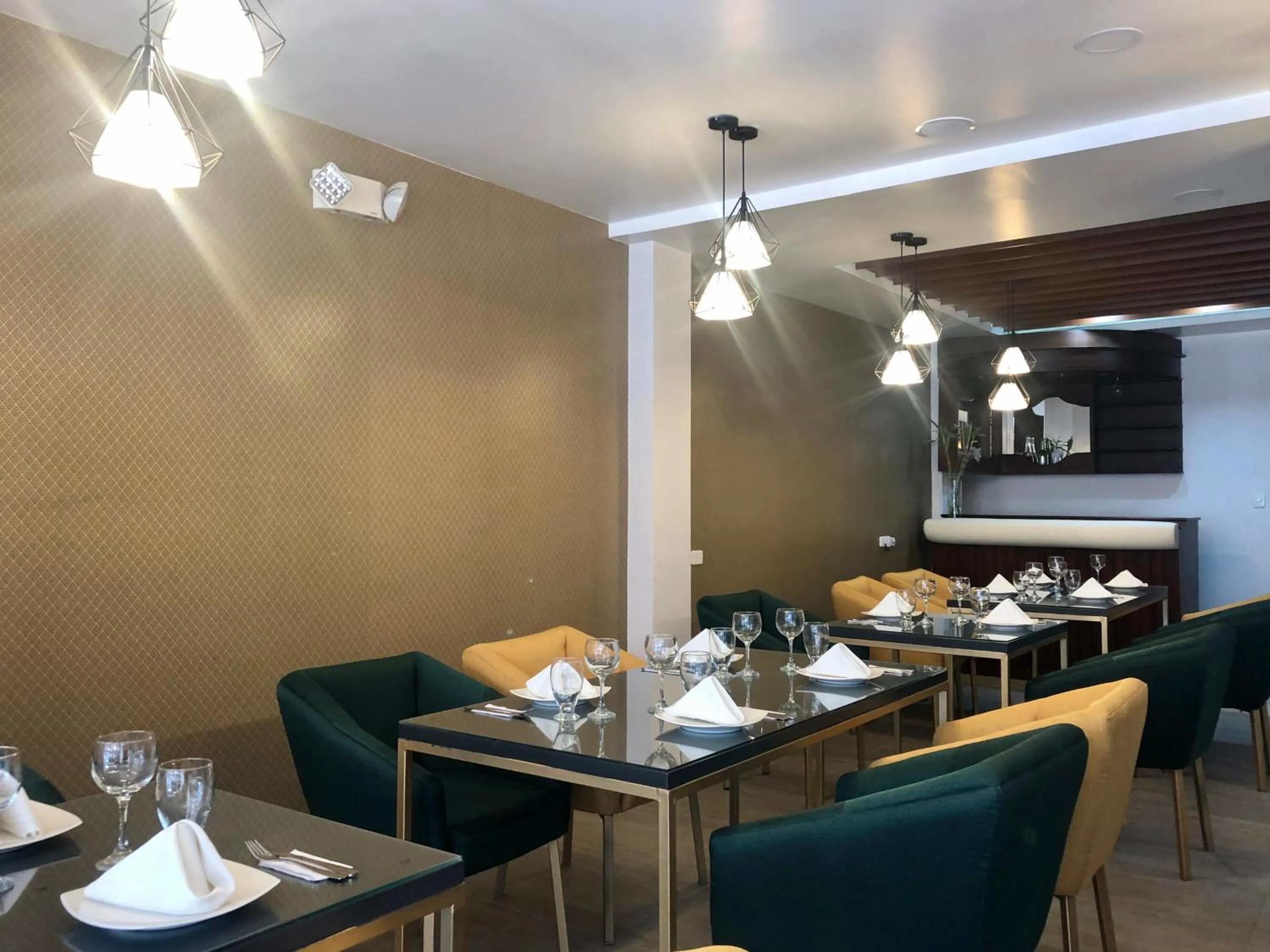 Restaurant/places to eat in Hotel Makroz