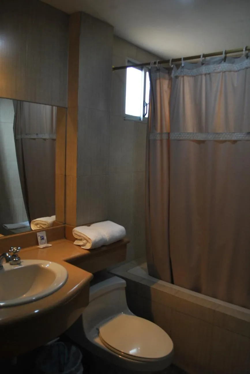 Bathroom in Hotel Makroz