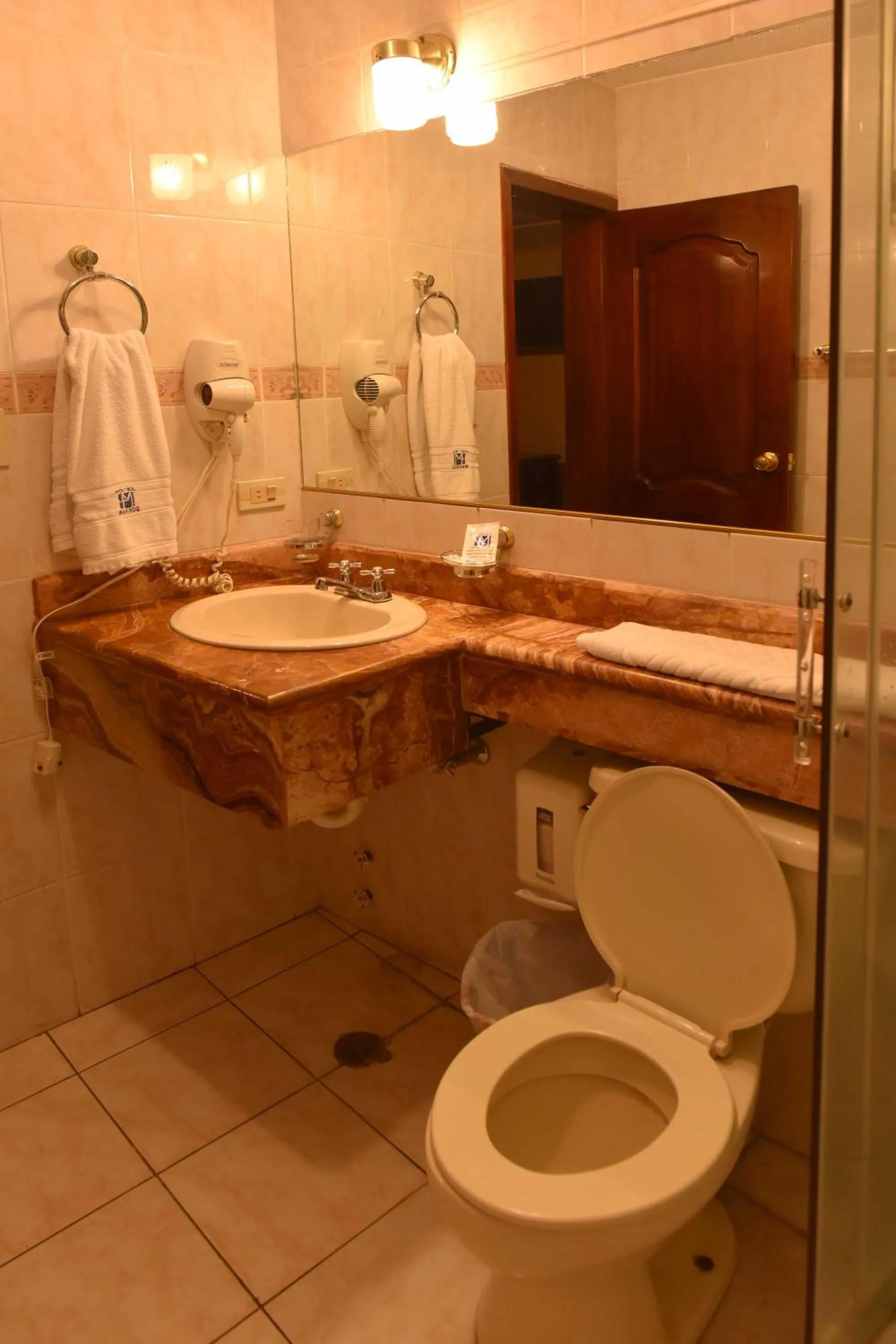 Bathroom in Hotel Makroz