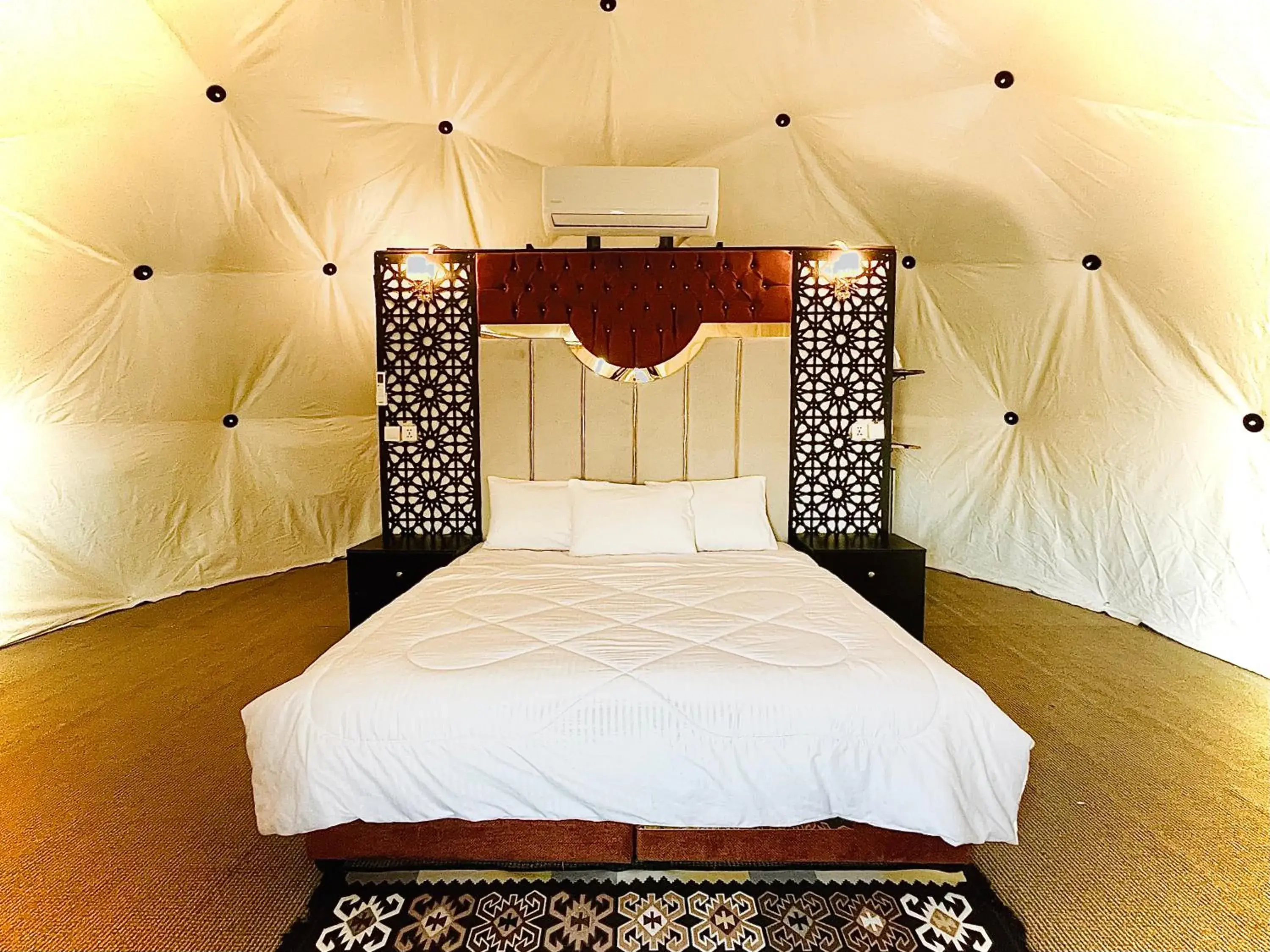 Bed in Hasan Zawaideh luxury camp 2 Bed in Hasan Zawaideh luxury camp 2
