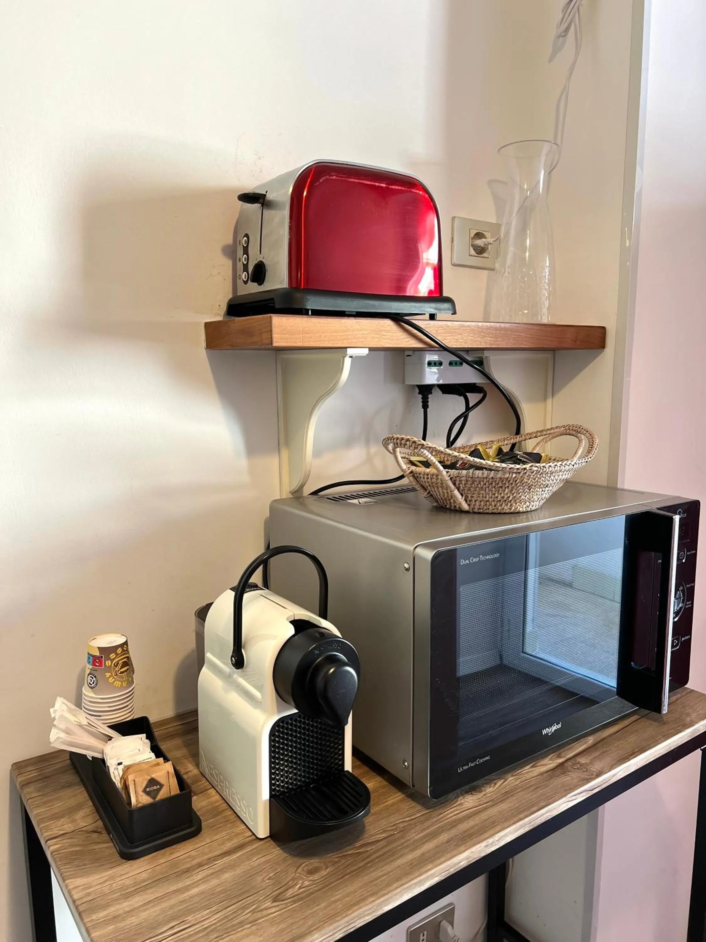 Coffee/tea facilities in Eufonia Vinyl Friendly Apartment