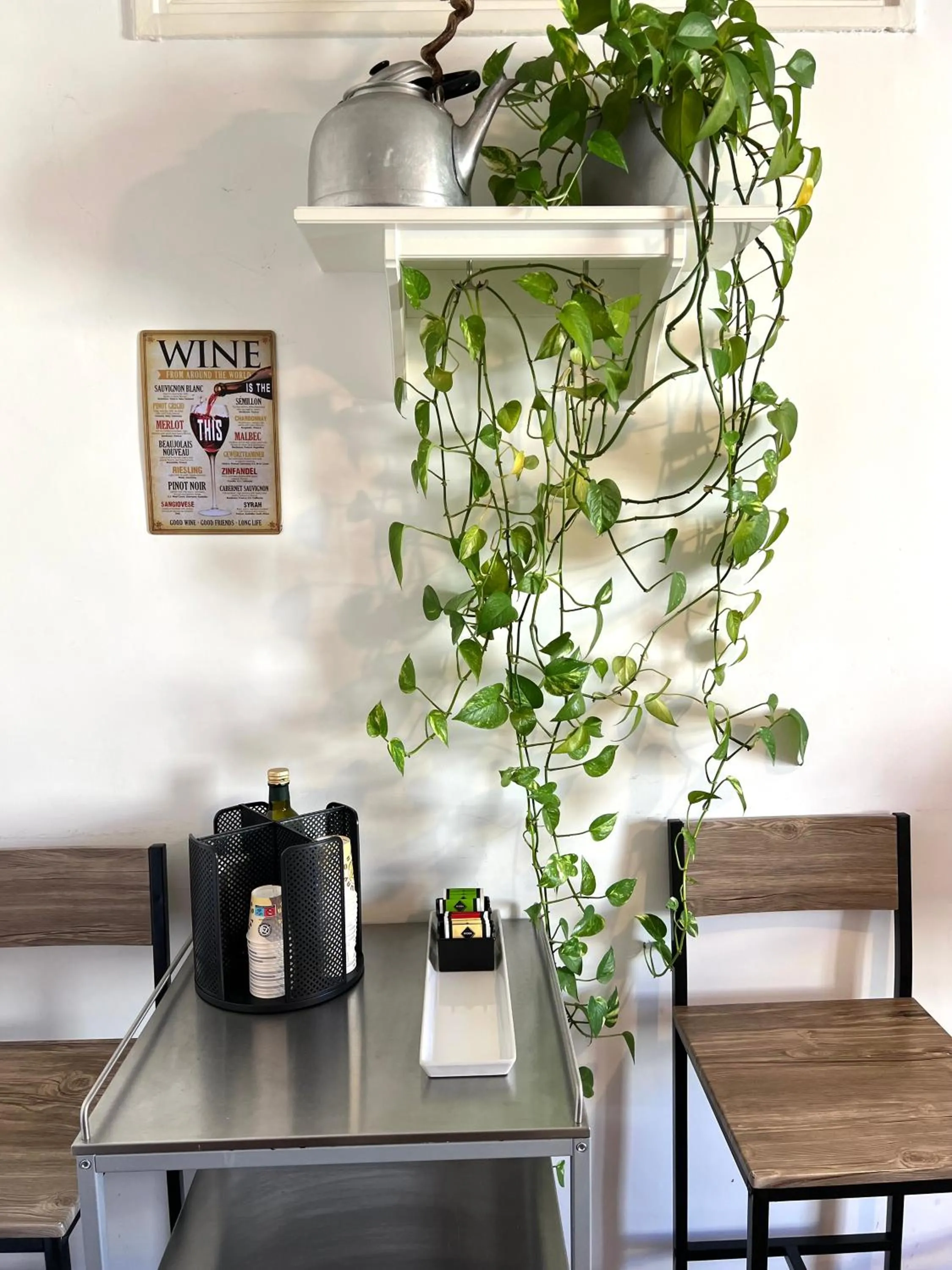 Coffee/tea facilities in Eufonia Vinyl Friendly Apartment