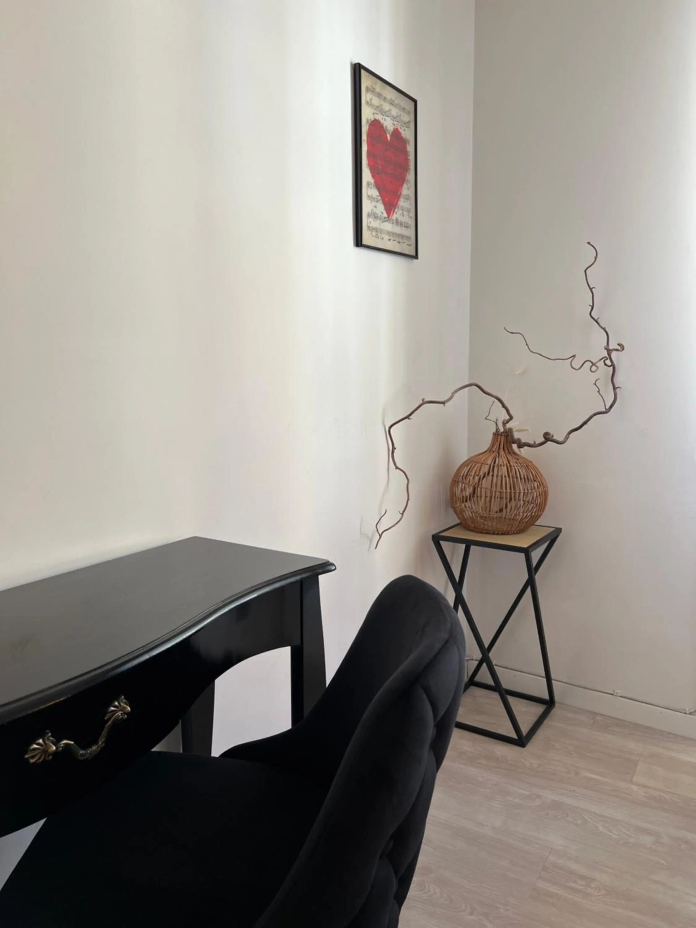 Decorative detail in Eufonia Vinyl Friendly Apartment