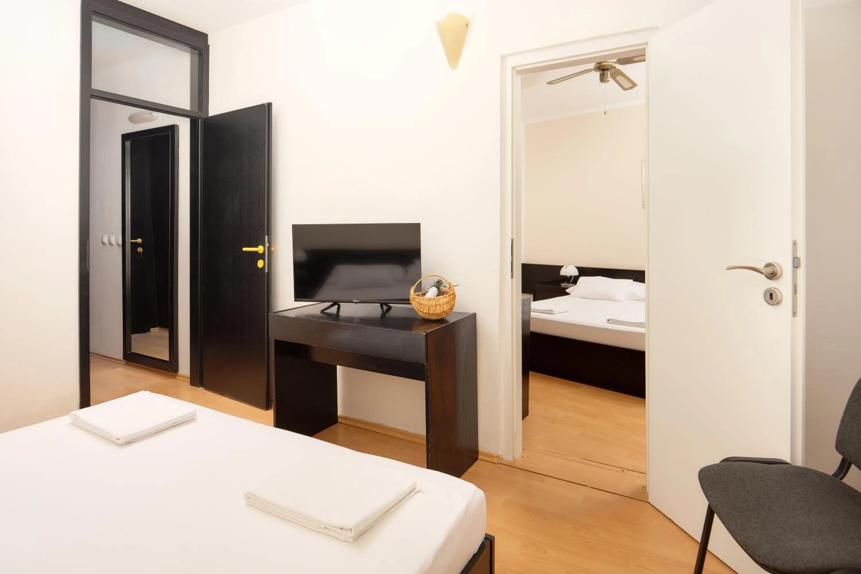 Property building, Bed in Hotel Hvar